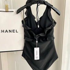 Chanel连体泳衣 😍🥰适合多种场景的游泳衣🏊♀️海边 游泳池 温泉 水上乐园 漂流都可以😌内搭也 Chanel连体泳衣 😍🥰适合多种场景的游泳衣🏊♀️海边 游泳池 温泉 水上乐园 漂流都可以😌内搭也