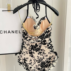 Chanel连体泳衣 😍🥰适合多种场景的游泳衣🏊♀️海边 游泳池 温泉 水上乐园 漂流都可以😌内搭也 Chanel连体泳衣 😍🥰适合多种场景的游泳衣🏊♀️海边 游泳池 温泉 水上乐园 漂流都可以😌内搭也