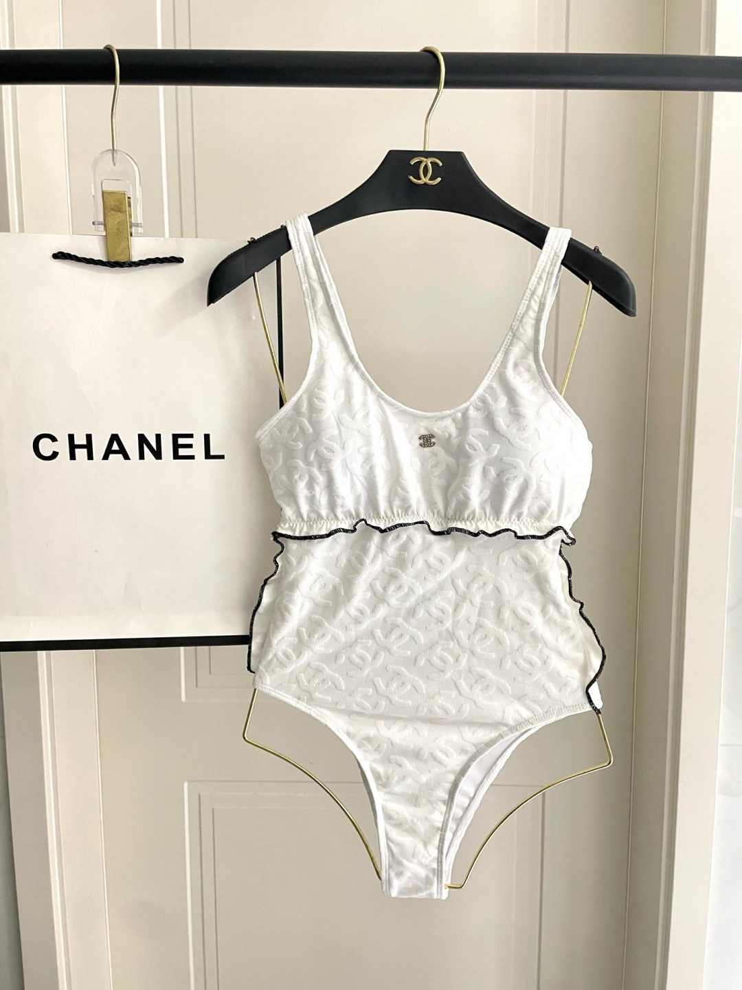 Chanel新款泳衣😍🥰适合多种场景的游泳衣🏊♀️海边 游泳池 温泉 水上乐园 漂流都可以😌内搭也完全 Chanel新款泳衣😍🥰适合多种场景的游泳衣🏊♀️海边 游泳池 温泉 水上乐园 漂流都可以😌内搭也完全