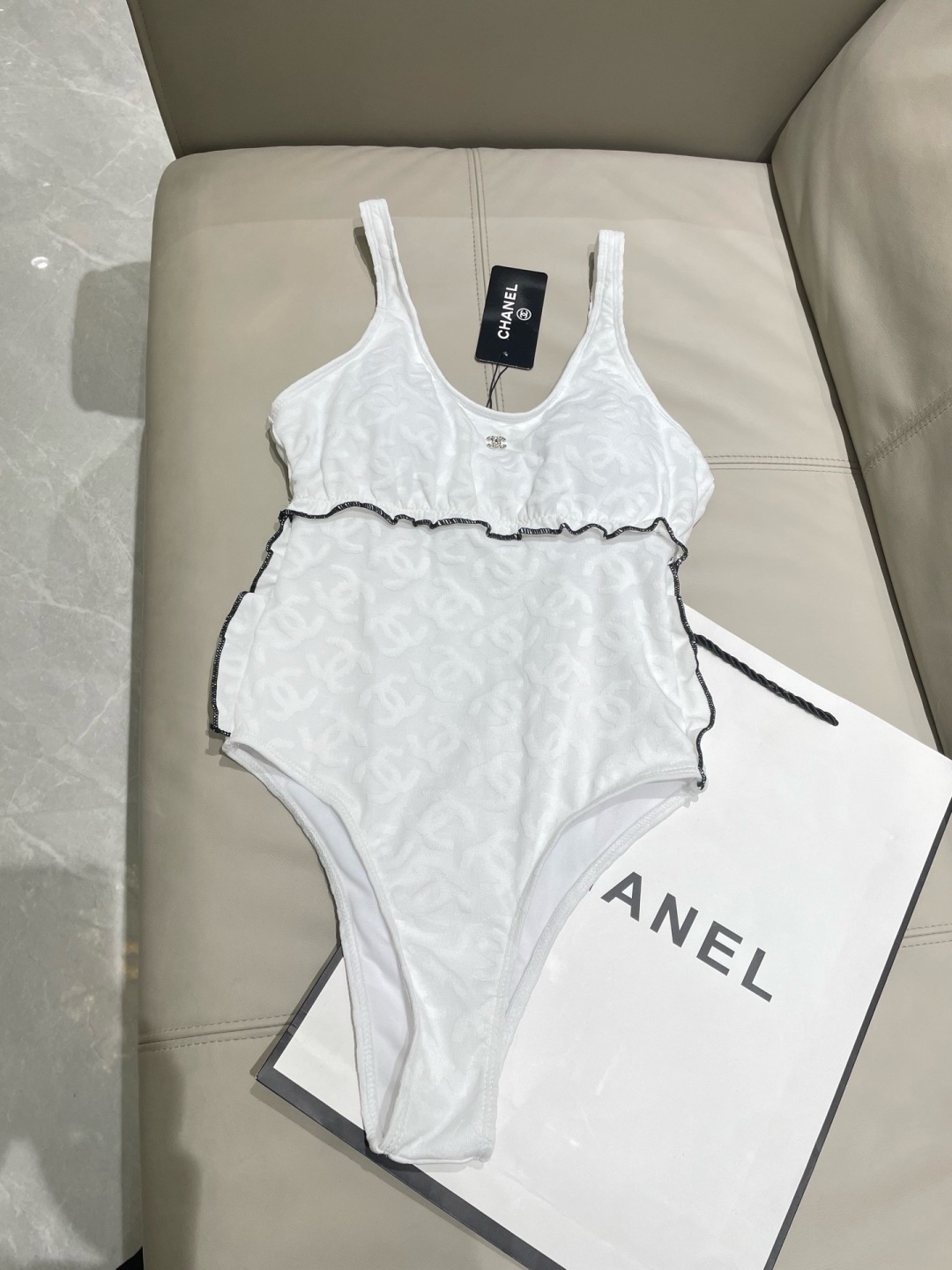 Chanel新款泳衣😍🥰适合多种场景的游泳衣🏊♀️海边 游泳池 温泉 水上乐园 漂流都可以😌内搭也完全 Chanel新款泳衣😍🥰适合多种场景的游泳衣🏊♀️海边 游泳池 温泉 水上乐园 漂流都可以😌内搭也完全
