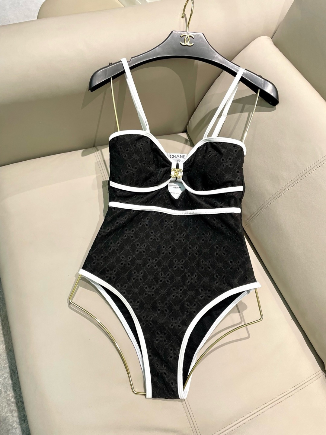 Chanel新款泳衣😍🥰适合多种场景的游泳衣🏊♀️海边 游泳池 温泉 水上乐园 漂流都可以😌内搭也完全 Chanel新款泳衣😍🥰适合多种场景的游泳衣🏊♀️海边 游泳池 温泉 水上乐园 漂流都可以😌内搭也完全
