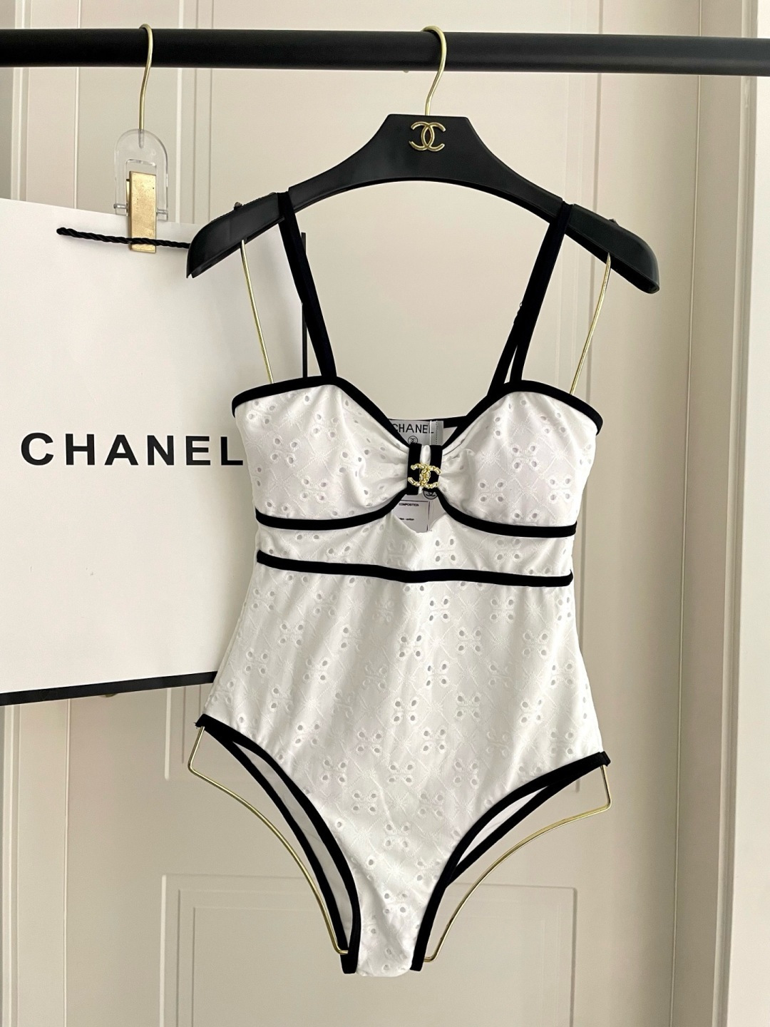Chanel新款泳衣😍🥰适合多种场景的游泳衣🏊♀️海边 游泳池 温泉 水上乐园 漂流都可以😌内搭也完全 Chanel新款泳衣😍🥰适合多种场景的游泳衣🏊♀️海边 游泳池 温泉 水上乐园 漂流都可以😌内搭也完全