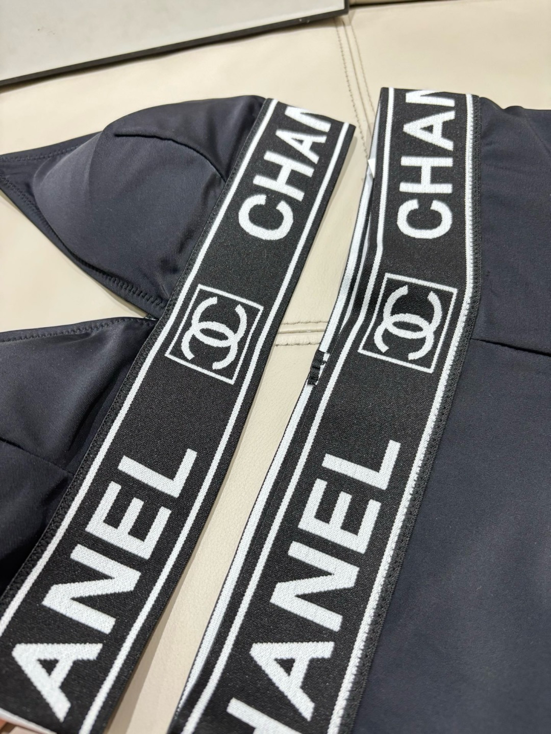Chanel新款泳衣😍🥰适合多种场景的游泳衣🏊‍♀️海边 游泳池 温泉 水上乐园 漂流都可以😌内搭也完全