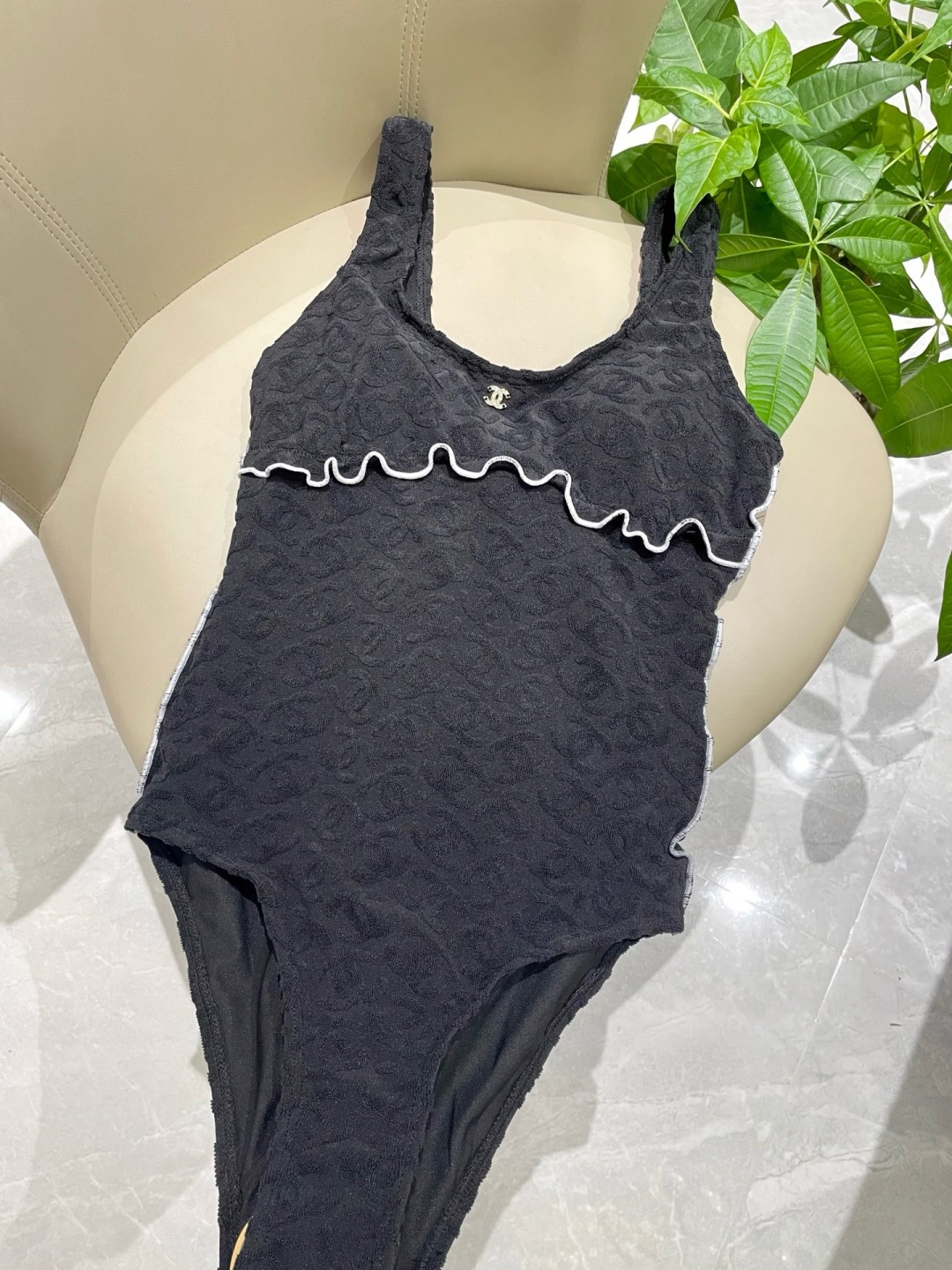 Chanel新款泳衣😍🥰适合多种场景的游泳衣🏊♀️海边 游泳池 温泉 水上乐园 漂流都可以😌内搭也完全 Chanel新款泳衣😍🥰适合多种场景的游泳衣🏊♀️海边 游泳池 温泉 水上乐园 漂流都可以😌内搭也完全