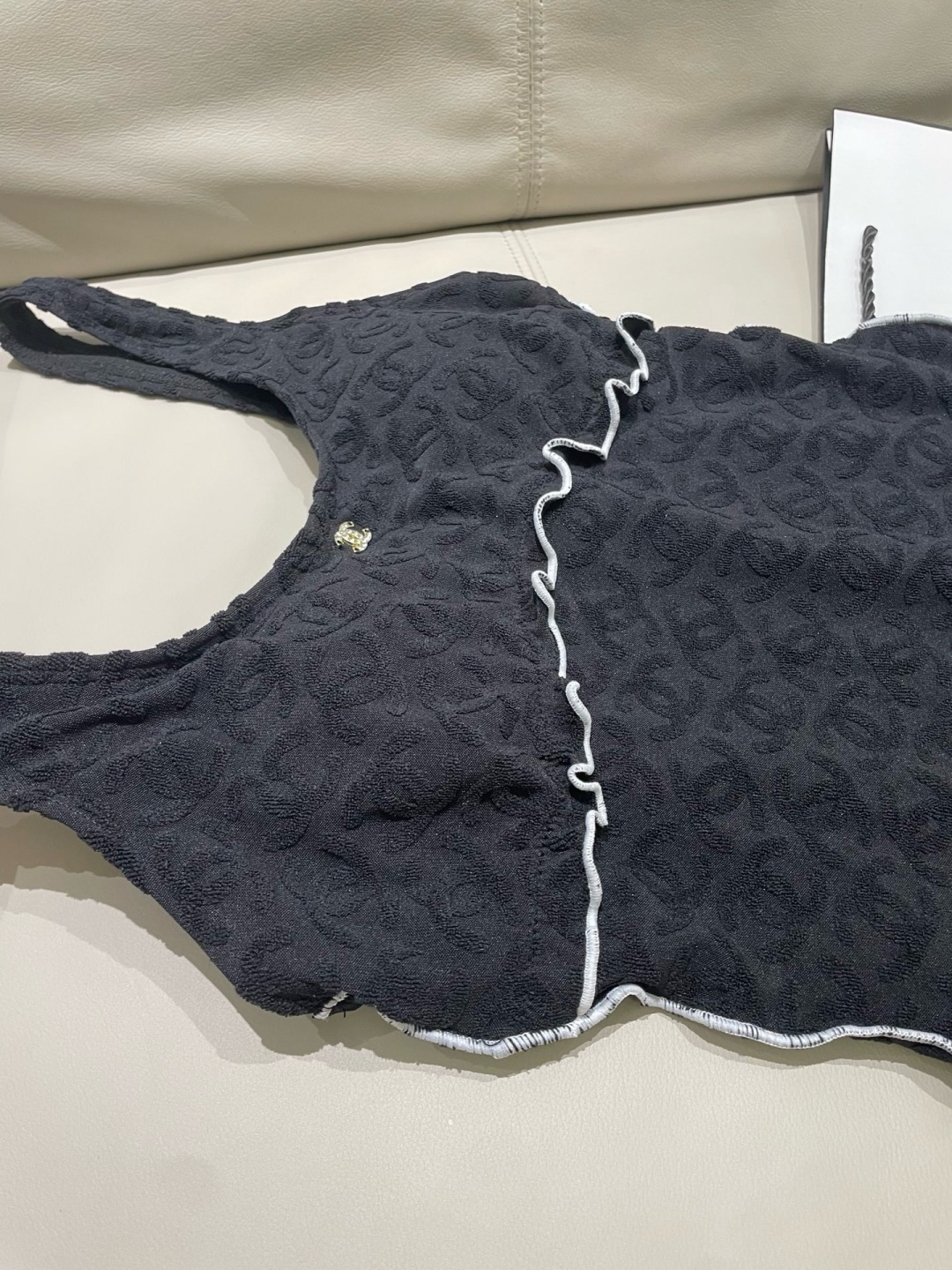 Chanel新款泳衣😍🥰适合多种场景的游泳衣🏊♀️海边 游泳池 温泉 水上乐园 漂流都可以😌内搭也完全 Chanel新款泳衣😍🥰适合多种场景的游泳衣🏊♀️海边 游泳池 温泉 水上乐园 漂流都可以😌内搭也完全