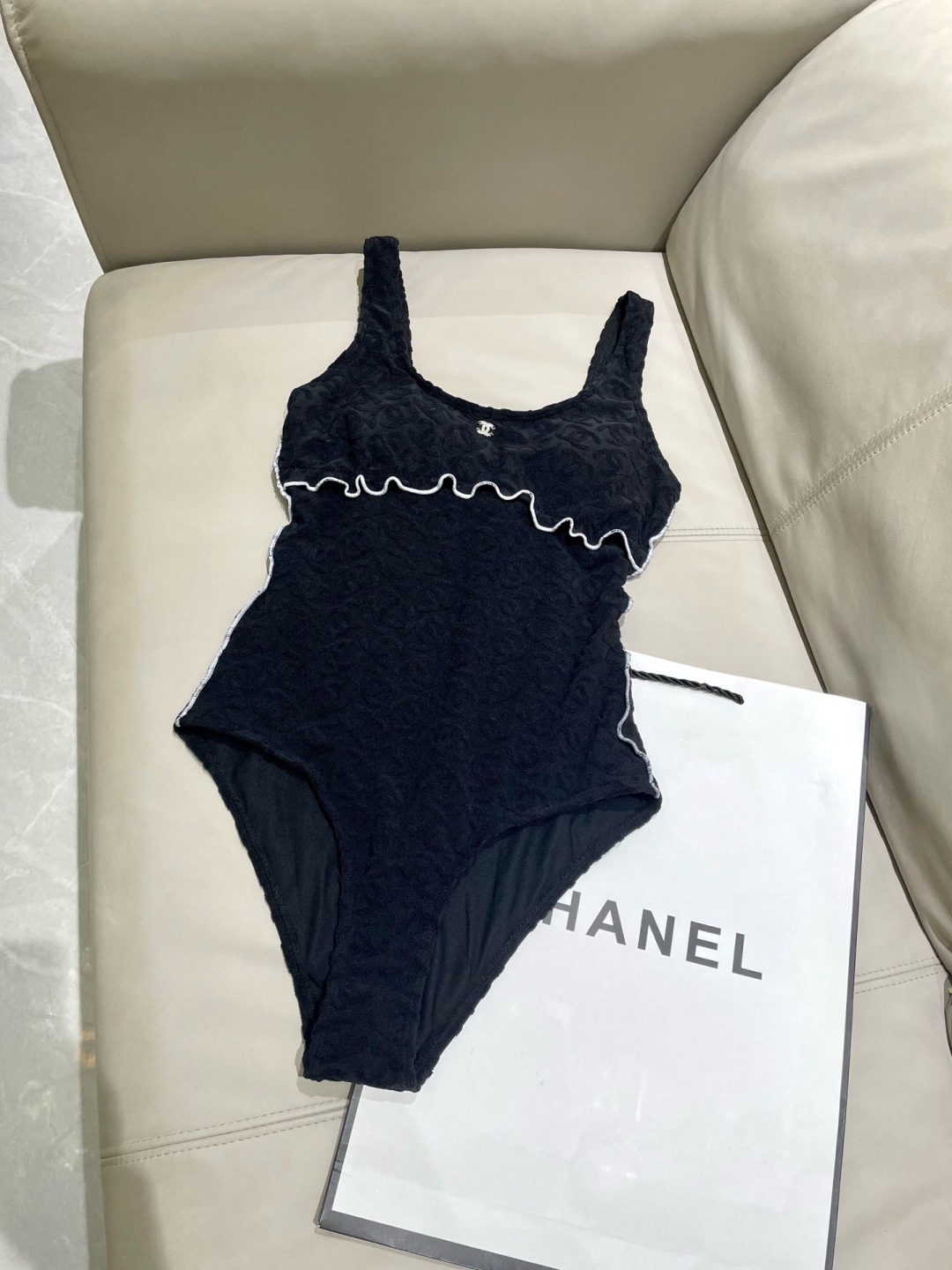 Chanel新款泳衣😍🥰适合多种场景的游泳衣🏊♀️海边 游泳池 温泉 水上乐园 漂流都可以😌内搭也完全 Chanel新款泳衣😍🥰适合多种场景的游泳衣🏊♀️海边 游泳池 温泉 水上乐园 漂流都可以😌内搭也完全