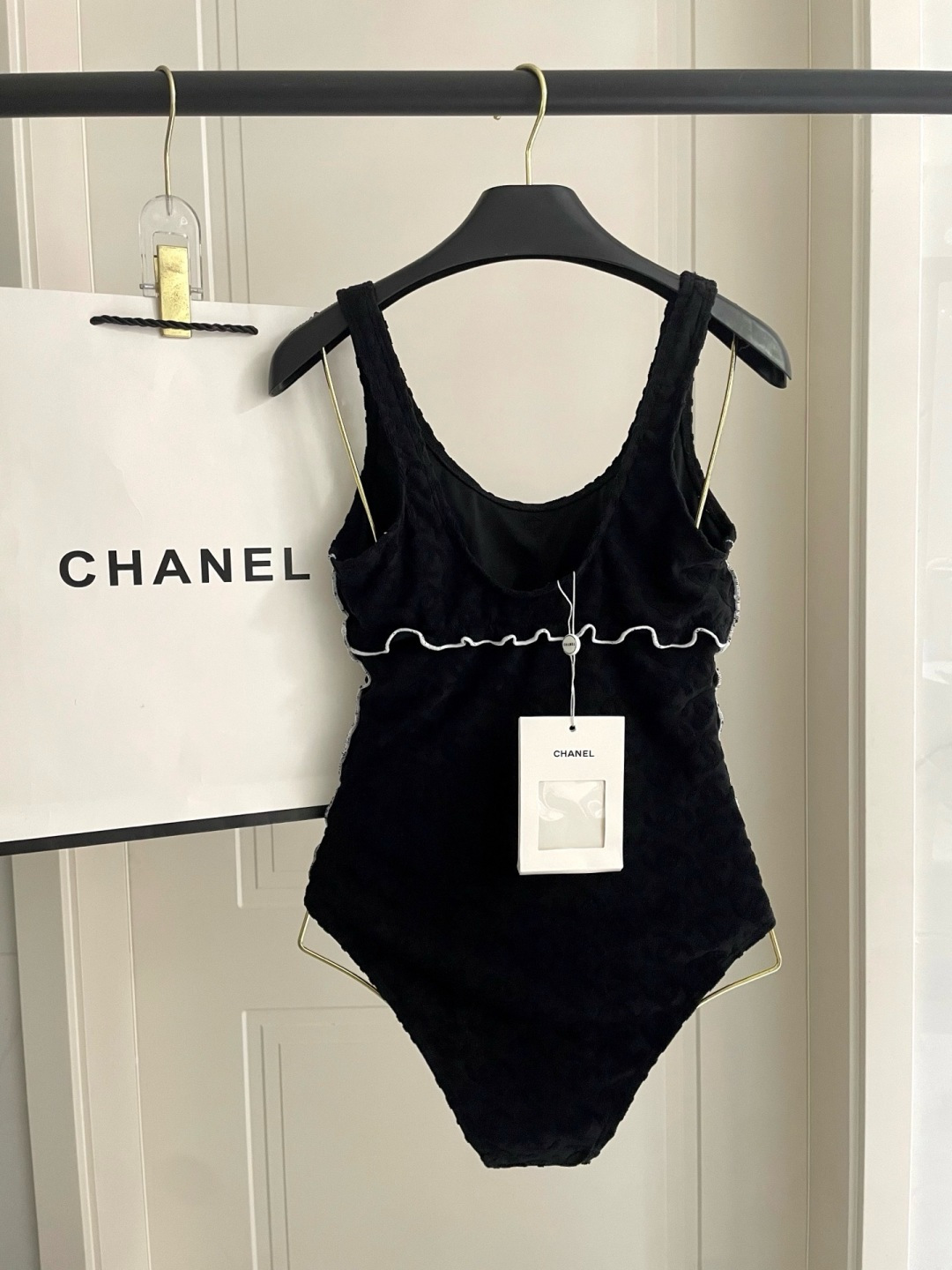 Chanel新款泳衣😍🥰适合多种场景的游泳衣🏊♀️海边 游泳池 温泉 水上乐园 漂流都可以😌内搭也完全 Chanel新款泳衣😍🥰适合多种场景的游泳衣🏊♀️海边 游泳池 温泉 水上乐园 漂流都可以😌内搭也完全