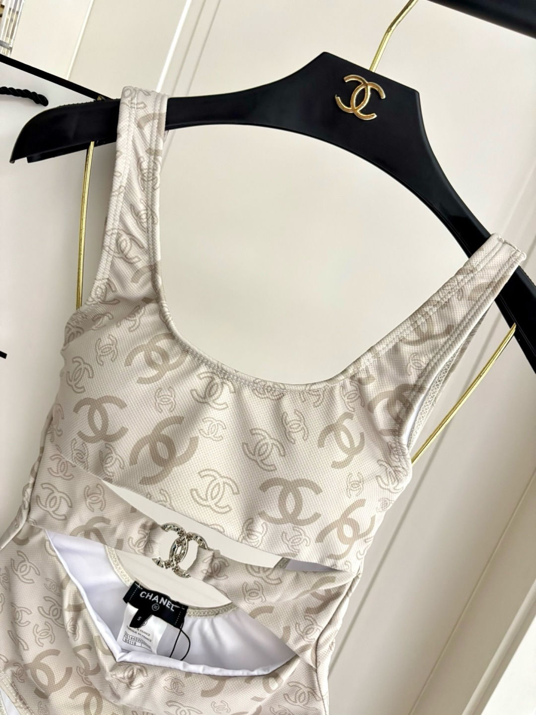 Chanel新款泳衣😍🥰适合多种场景的游泳衣🏊♀️海边 游泳池 温泉 水上乐园 漂流都可以😌内搭也完全 Chanel新款泳衣😍🥰适合多种场景的游泳衣🏊♀️海边 游泳池 温泉 水上乐园 漂流都可以😌内搭也完全