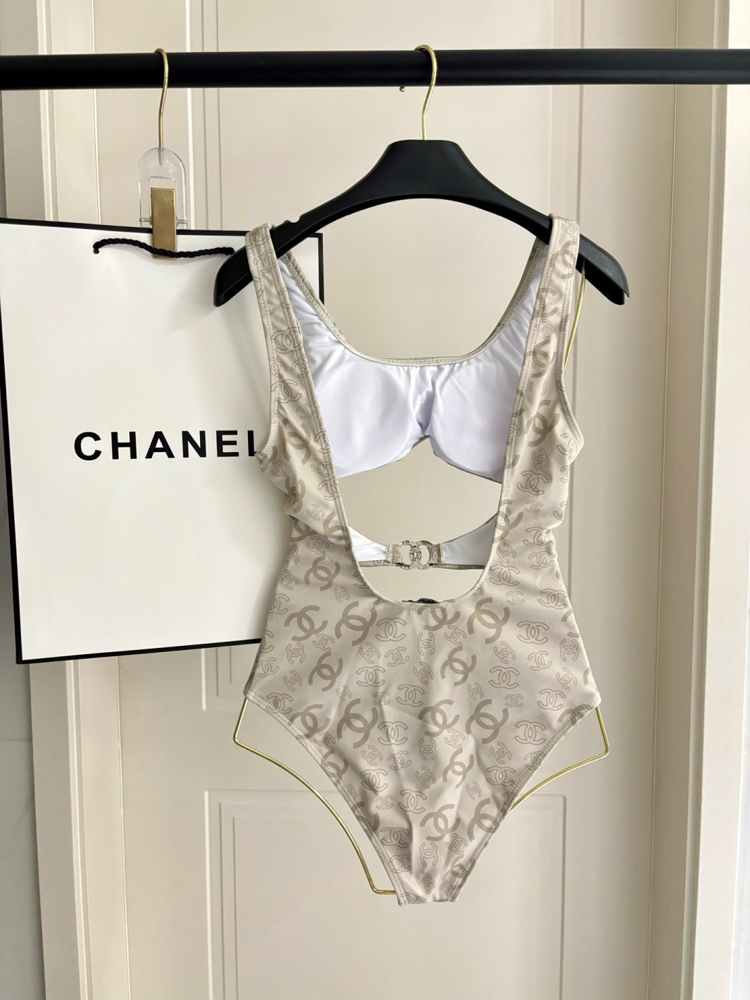 Chanel新款泳衣😍🥰适合多种场景的游泳衣🏊♀️海边 游泳池 温泉 水上乐园 漂流都可以😌内搭也完全 Chanel新款泳衣😍🥰适合多种场景的游泳衣🏊♀️海边 游泳池 温泉 水上乐园 漂流都可以😌内搭也完全