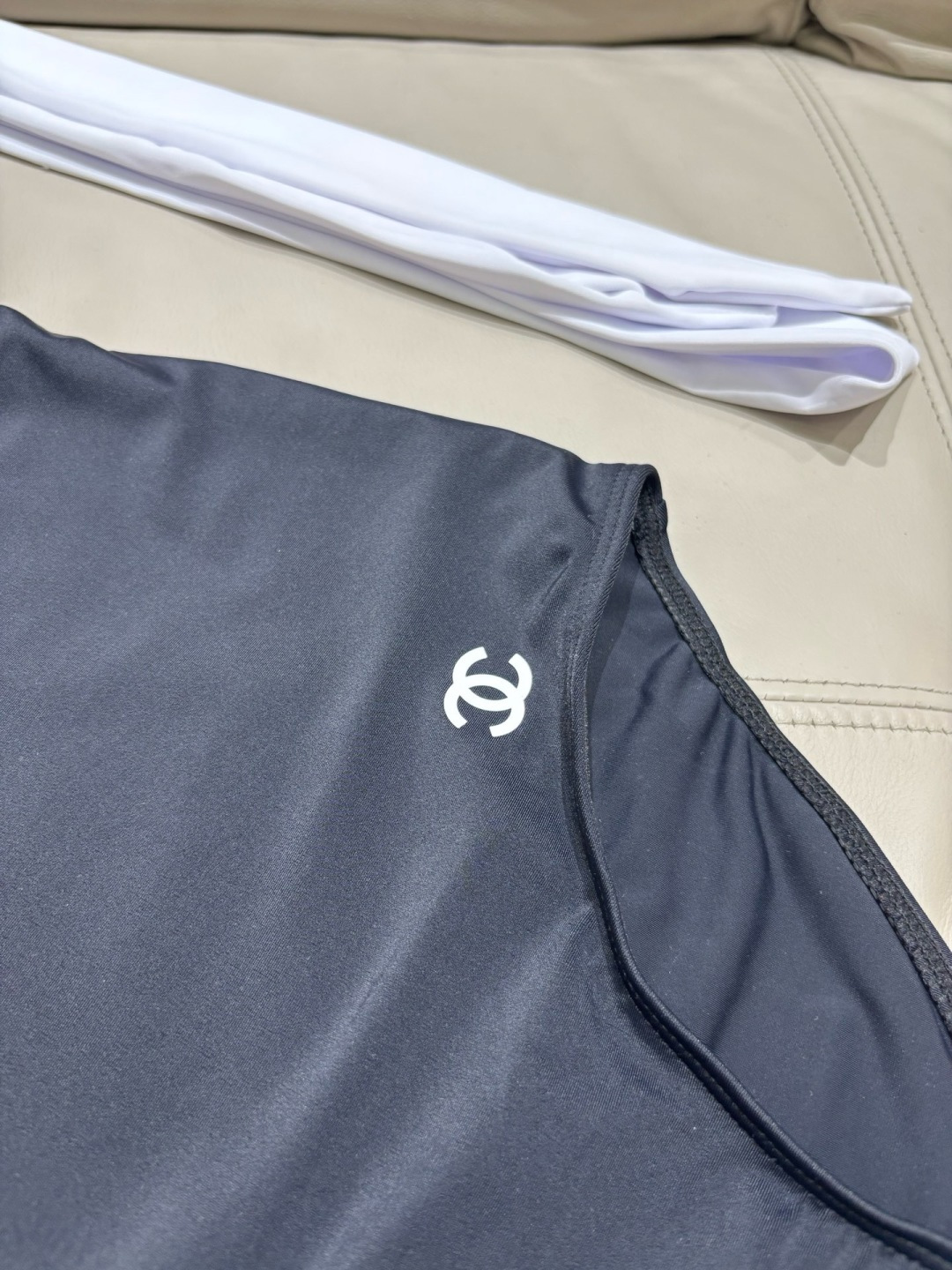 Chanel新款泳衣😍🥰适合多种场景的游泳衣🏊♀️海边 游泳池 温泉 水上乐园 漂流都可以😌内搭也完全 Chanel新款泳衣😍🥰适合多种场景的游泳衣🏊♀️海边 游泳池 温泉 水上乐园 漂流都可以😌内搭也完全