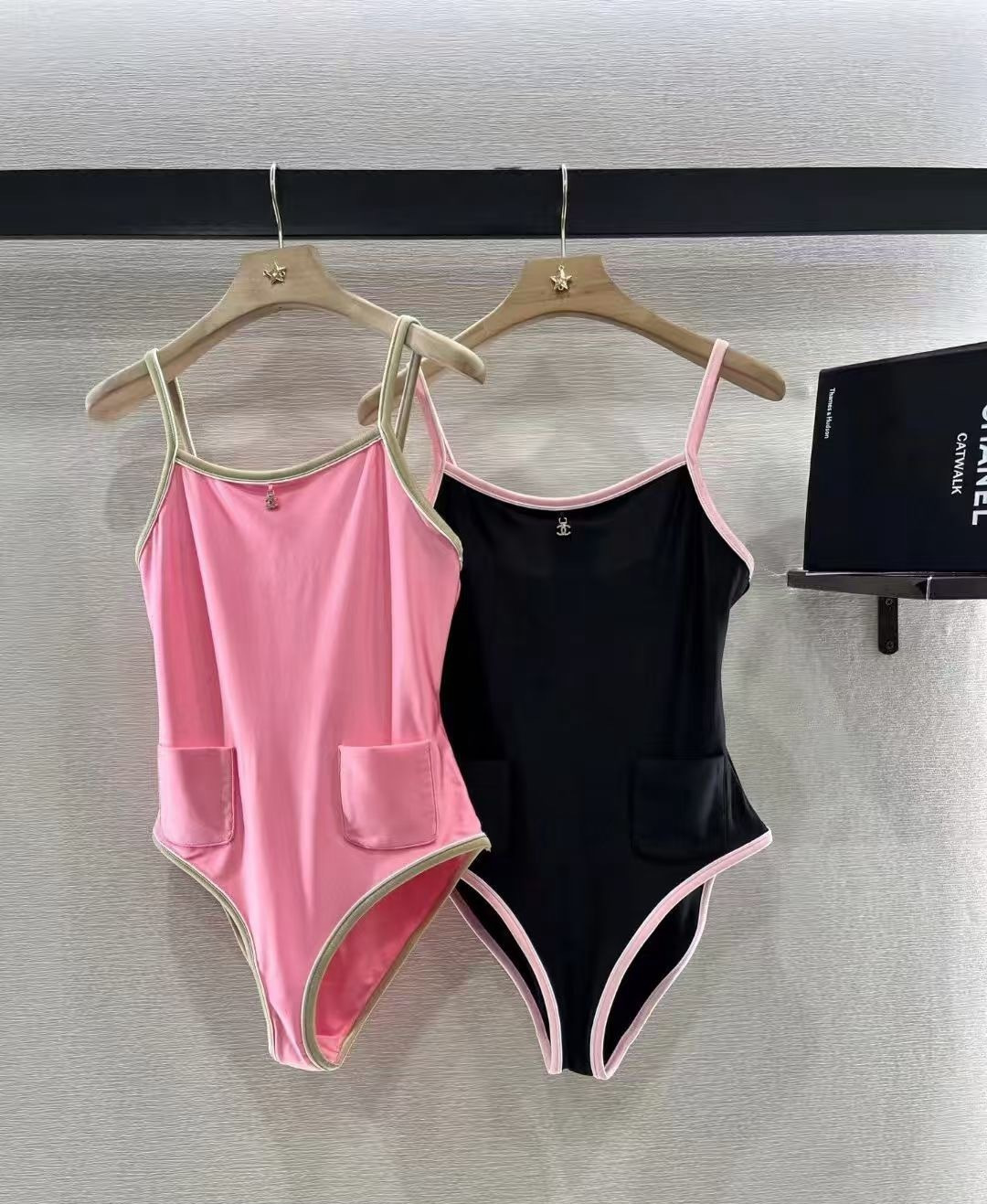 Chanel新款泳衣😍🥰适合多种场景的游泳衣🏊‍♀️海边 游泳池 温泉 水上乐园 漂流都可以😌内搭也完全