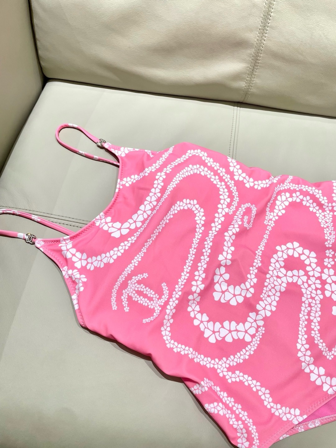 Chanel新款泳衣😍🥰适合多种场景的游泳衣🏊‍♀️海边 游泳池 温泉 水上乐园 漂流都可以😌内搭也完全
