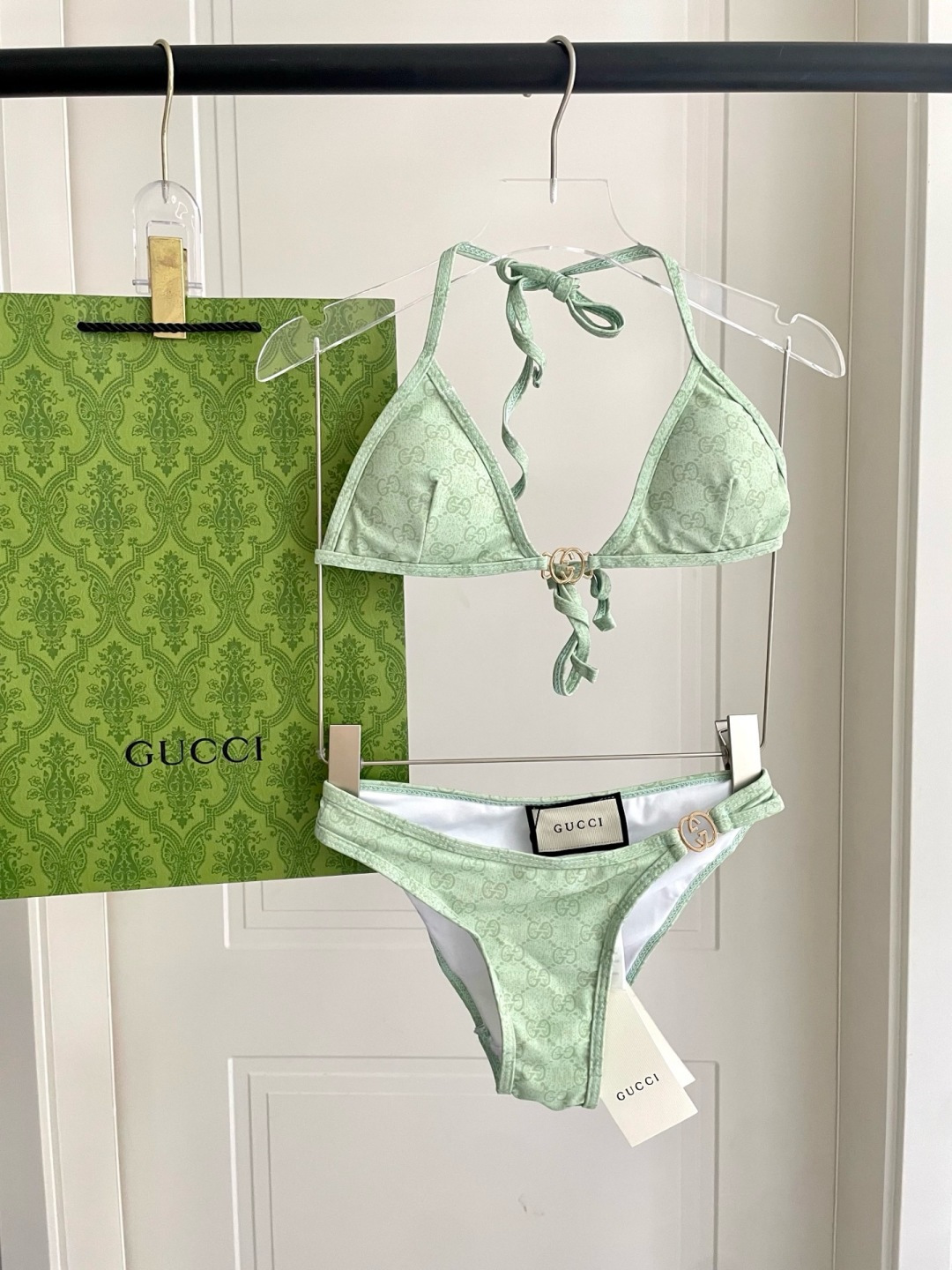 NO:882191,Gucci's new bikini is a swimsuit suitable for various scenes♀It can be worn under the seaside, in swimming pools, hot springs, water parks, or rafting. The one-piece design covers the flesh and makes you look taller. A little flesh on the abdomen does not affect our beauty. The fabric is breathable and comfortable. The quick-drying and elastic swimsuit is more skin-friendly and easy to clean. Size S M L19860909Gucci新款比基尼适合多种场景的游泳衣♀海边 游泳池 温泉 水上乐园 漂流都可以内搭也完全可以 连体设计遮肉显高挑 腹部有点肉肉也不影响咱美美的 面料透气舒适.速干弹性的游泳衣更加帖肤易清洗 码数S M L Xl 泳衣泳裤比基尼,泳衣，泳裤，比基尼,gucci,swimsuits,bikinis,accessory