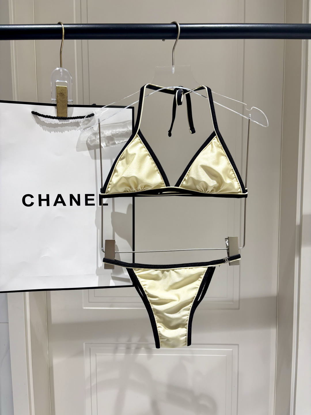 NO:942287,Chanel's new bikini swimsuit is a swimsuit suitable for various scenes ♀ The seaside, swimming pools, hot springs, water parks, and rafting can be worn as an inner layer. The one-piece design covers the flesh and makes you taller. A little flesh on the abdomen does not affect our beauty. The back design exposes the beautiful back. The fabric is breathable and comfortable. The quick-drying and elastic swimsuit is more skin-friendly and easy to clean. Size S M L19860909Chanel新款比基尼泳衣适合多种场景的游泳衣♀海边 游泳池 温泉 水上乐园 漂流都可以内搭也完全可以 连体设计遮肉显高挑 腹部有点肉肉也不影响咱美美的 背面设计大露美背 面料透气舒适.速干弹性的游泳衣更加帖肤易清洗 码数S M L Xl 泳衣泳裤比基尼,泳衣，泳裤，比基尼,chanel,swimsuits,bikinis,accessory