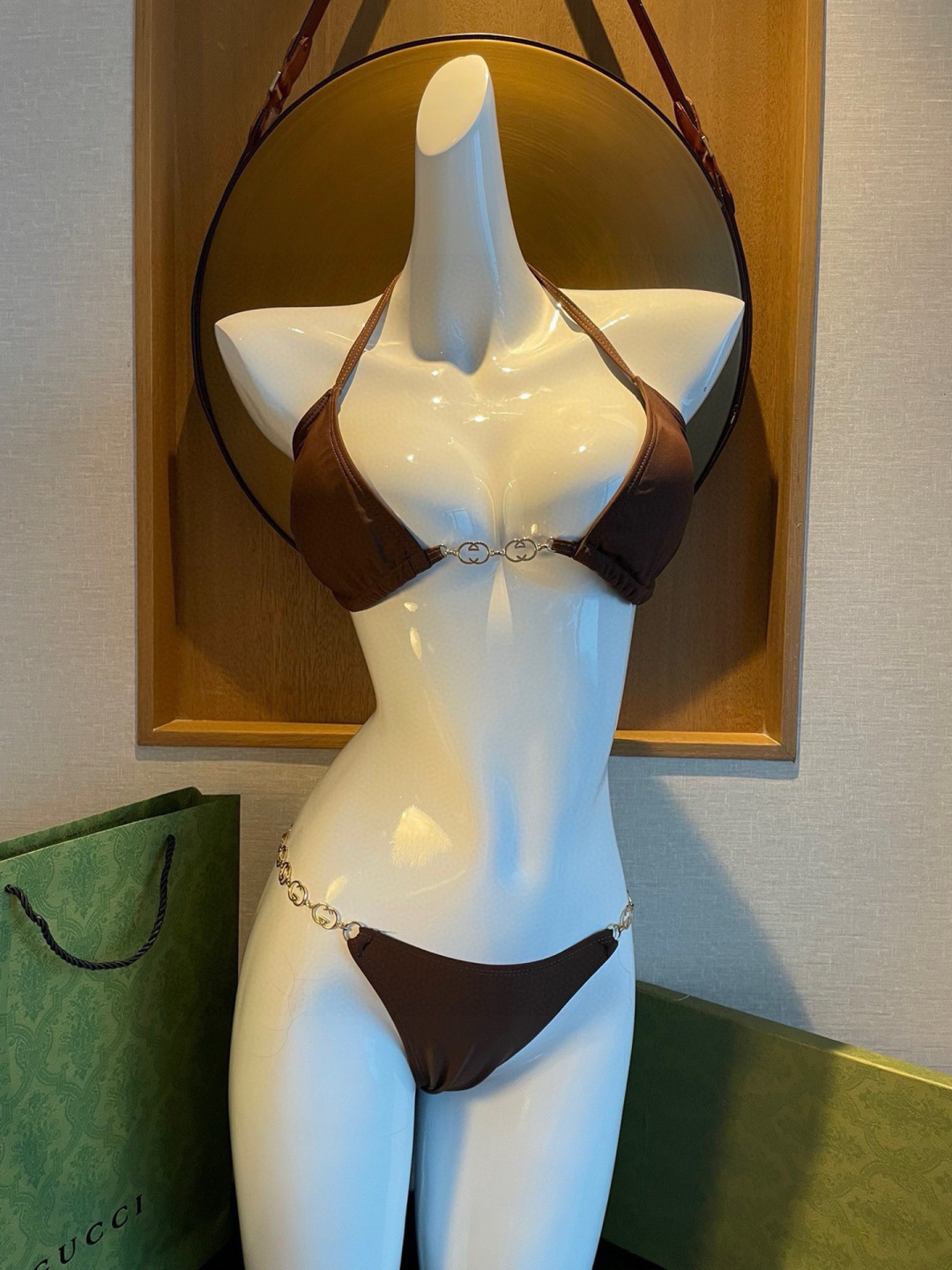 NO:942378,Gucci split bikini is a swimsuit suitable for various scenes♀It can be worn as an inner layer in the seaside, swimming pool, hot spring, water park, or rafting. The one-piece design covers the flesh and makes you look taller. A little flesh on the abdomen does not affect our beauty. The fabric is breathable and comfortable. The quick-drying and elastic swimsuit is more skin-friendly and easy to clean. Size S M L19860909Gucci分体比基尼适合多种场景的游泳衣♀海边 游泳池 温泉 水上乐园 漂流都可以内搭也完全可以 连体设计遮肉显高挑 腹部有点肉肉也不影响咱美美的 面料透气舒适.速干弹性的游泳衣更加帖肤易清洗 码数S M L Xl泳衣泳裤比基尼,泳衣，泳裤，比基尼,gucci,swimsuits,bikinis,accessory