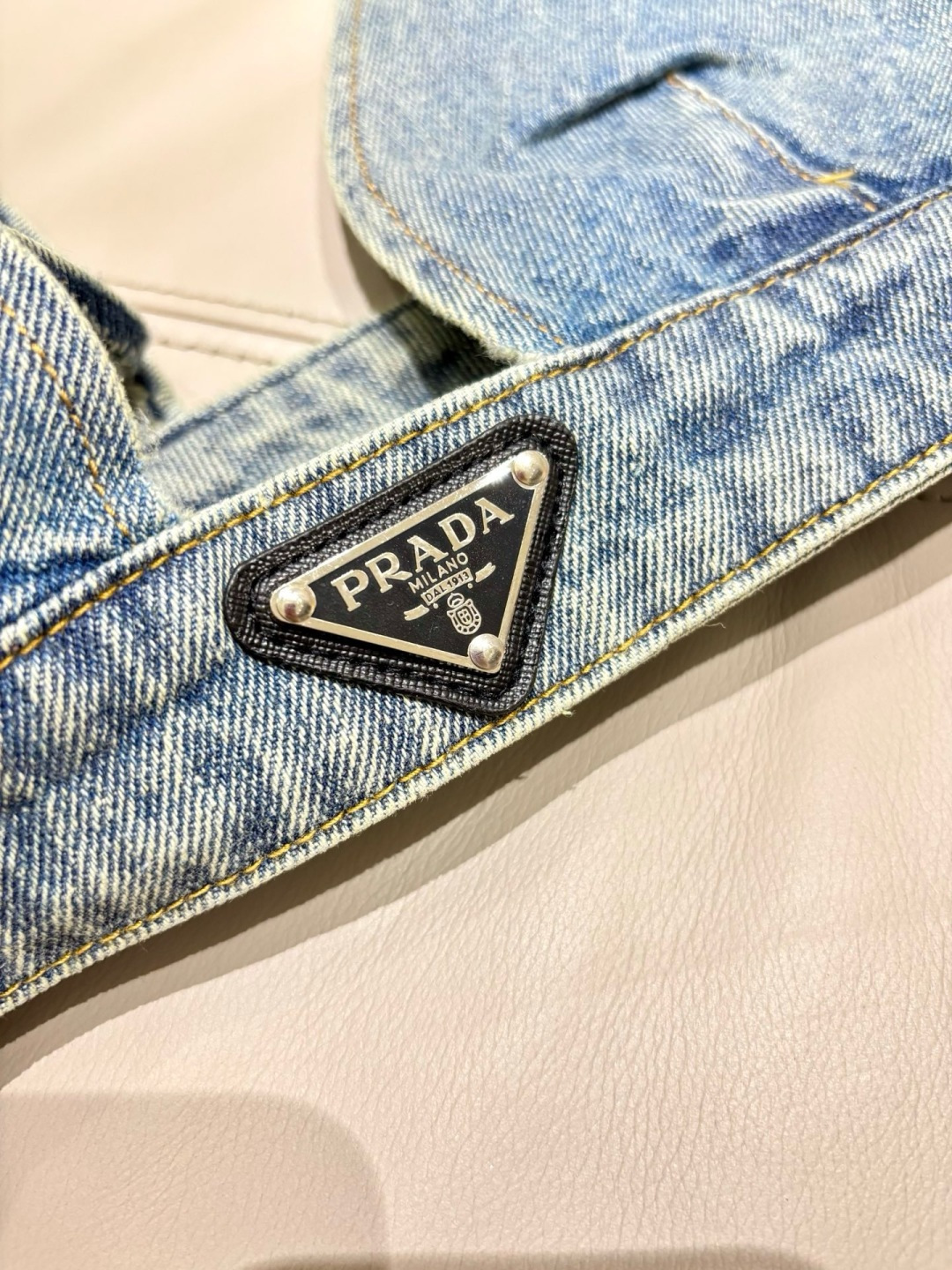 óculos prada Retro denim encontra alfaiataria triangular elegante — photo 7