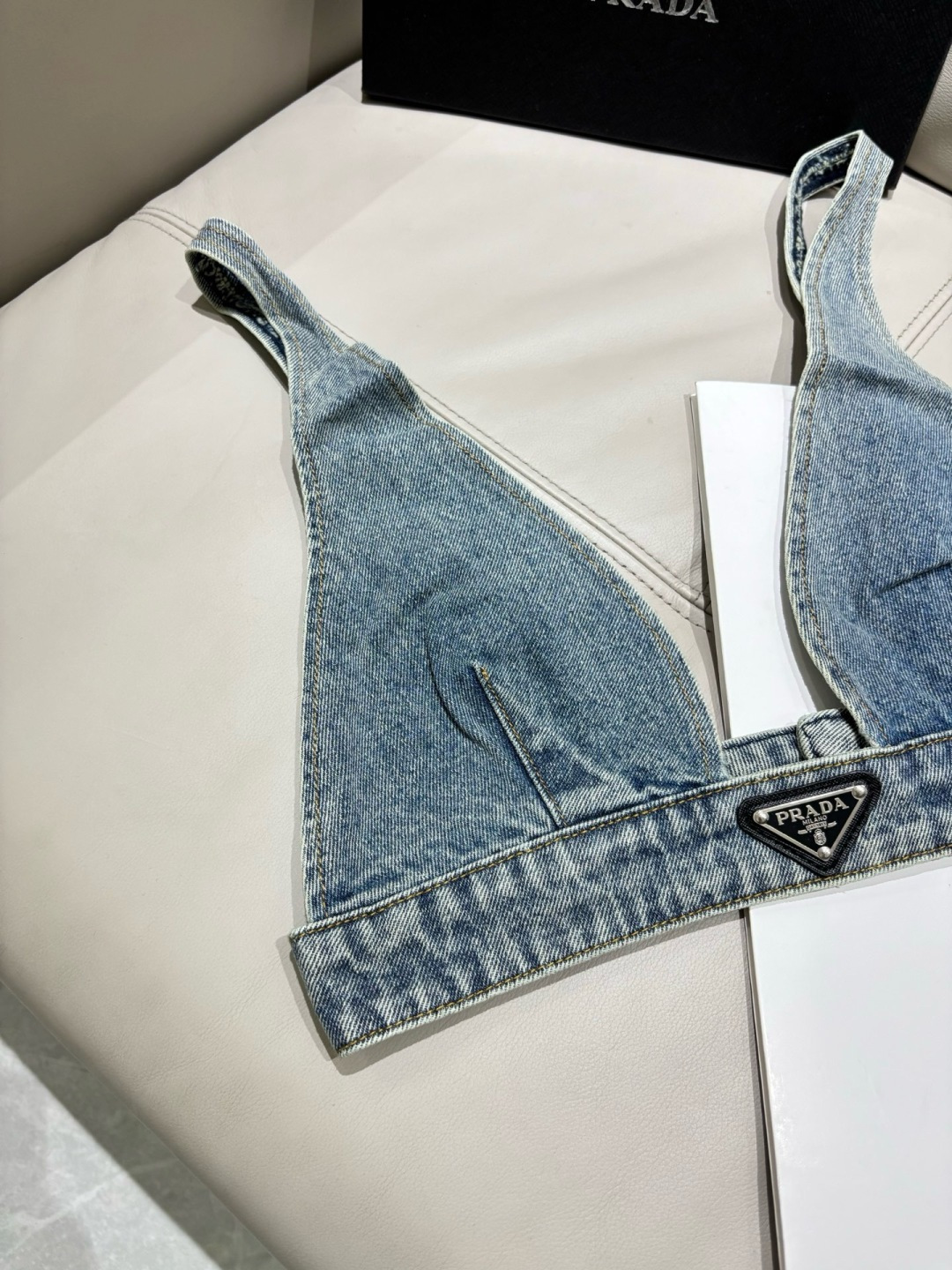 óculos prada Retro denim encontra alfaiataria triangular elegante — photo 10