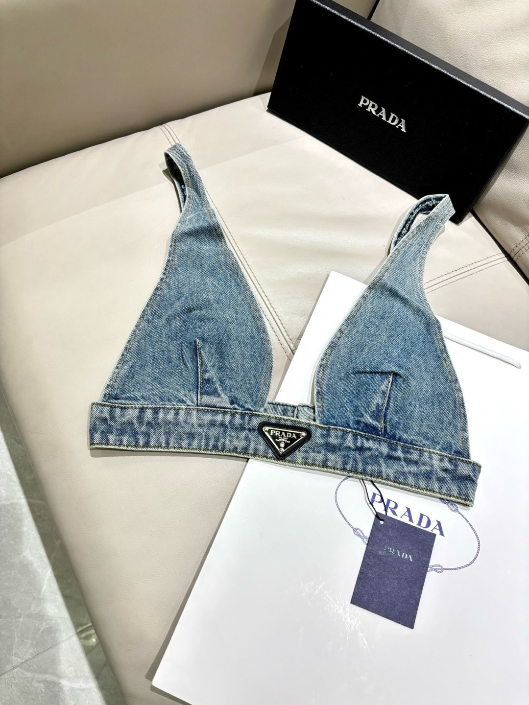 óculos prada Retro denim encontra alfaiataria triangular elegante — photo 9