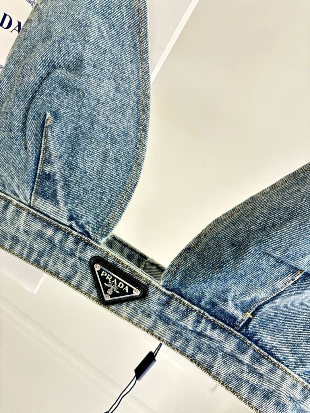 óculos prada Retro denim encontra alfaiataria triangular elegante — photo 3