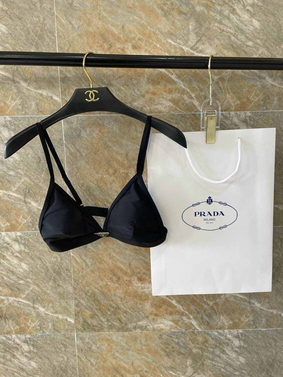 NO:942821,PRADA's new backless one-piece swimsuit, black is simple and elegant. It is a swimsuit suitable for various scenes♀ It can be worn inside the seaside, swimming pool, hot spring, water park, rafting. The one-piece design covers the flesh and makes you look taller. A little flesh on the abdomen does not affect our beauty. The back design exposes the beautiful back. The fabric is breathable and comfortable. The quick-drying and elastic swimsuit is more skin-friendly and easy to clean. Size S M L  Xl swimsuit swimming trunks bikini, swimsuit, swimming trunks, bikini, prada, swimsuits, bikinis19860909PRADA新款露背连体泳衣 黑色简单大气 适合多种场景的游泳衣♀海边 游泳池 温泉 水上乐园 漂流都可以内搭也完全可以 连体设计遮肉显高挑 腹部有点肉肉也不影响咱美美的 背面设计大露美背 面料透气舒适.速干弹性的游泳衣更加帖肤易清洗 码数S M L Xl泳衣泳裤比基尼,泳衣，泳裤，比基尼,prada,swimsuits,bikinis,accessory