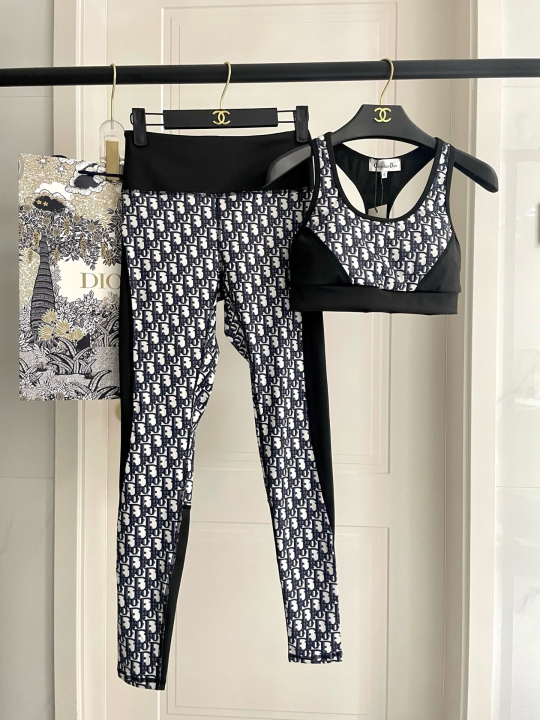 NO:943318,Dior's new elastic fitness yoga wear sports suit ~ sexy small suspenders (with breast pads) + slimming buttocks and slimming leggings size SM L19860909迪奥新款弹力健身瑜伽服运动套装~性感小吊带（有胸垫）+修身提臀显瘦打底裤脚 码数SM L Xl泳衣泳裤比基尼,泳衣，泳裤，比基尼,dior,swimsuits,bikinis,accessory