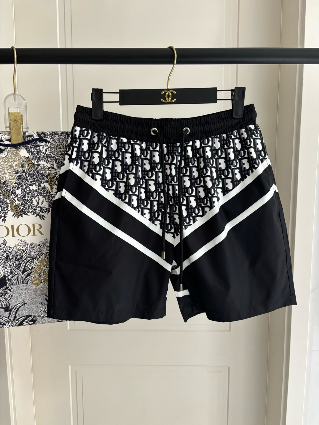 NO:943312,New 2026 spring and summer new Dior beach shorts, five-point shorts!  The official website is synchronized with the original 1-1 replica, fine workmanship, and the original hardware has a delicate feel. It is a must-have item for summer. The upper body effect is super handsome, super realistic shooting, and close contact with the texture!  Size L19860909新款 2026春夏季新款迪奥沙滩裤,五分短裤！官网同步 原版1-1复刻,做工精细,原版五金 手感细腻,夏季必备单品、上身效果超帅气,超真实拍摄、零距离接触质感！码数L Xl 2Xl 泳衣泳裤比基尼,泳衣，泳裤，比基尼,dior,shorts,swimsuits,bikinis,accessory