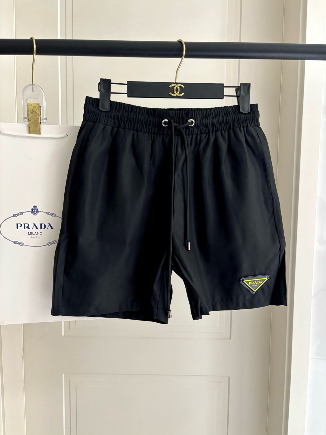 NO:943316,New 2026 spring and summer new Prada beach shorts, five-point shorts!  The official website is synchronized with the original 1-1 replica, fine workmanship, and the original hardware has a delicate feel. It is a must-have item for summer. The upper body effect is super handsome, super realistic shooting, and close contact with the texture!  Size L19860909新款 2026春夏季新款普拉达沙滩裤,五分短裤！官网同步 原版1-1复刻,做工精细,原版五金 手感细腻,夏季必备单品、上身效果超帅气,超真实拍摄、零距离接触质感！码数L Xl 2Xl 泳衣泳裤比基尼,泳衣，泳裤，比基尼,prada,shorts,swimsuits,bikinis,accessory