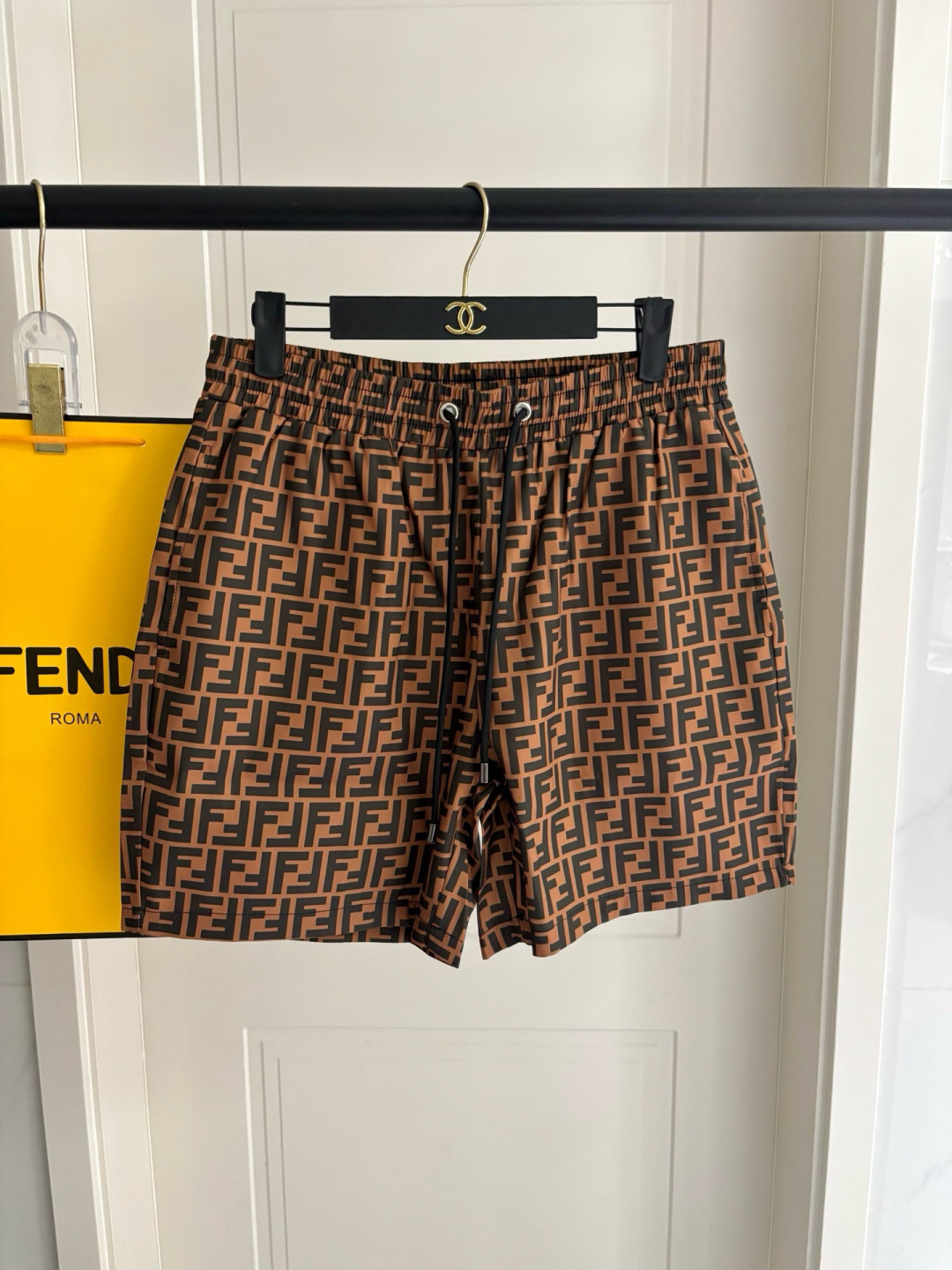 NO:943321,New 2026 spring and summer new Fendi beach shorts, five-point shorts!  The official website is synchronized with the original 1-1 replica, fine workmanship, and the original hardware has a delicate feel. It is a must-have item for summer. The upper body effect is super handsome, super realistic shooting, and close contact with the texture!  Size L19860909新款 2026春夏季新款芬迪沙滩裤,五分短裤！官网同步 原版1-1复刻,做工精细,原版五金 手感细腻,夏季必备单品、上身效果超帅气,超真实拍摄、零距离接触质感！码数L Xl 2Xl 泳衣泳裤比基尼,泳衣，泳裤，比基尼,fendi,shorts,swimsuits,bikinis,accessory