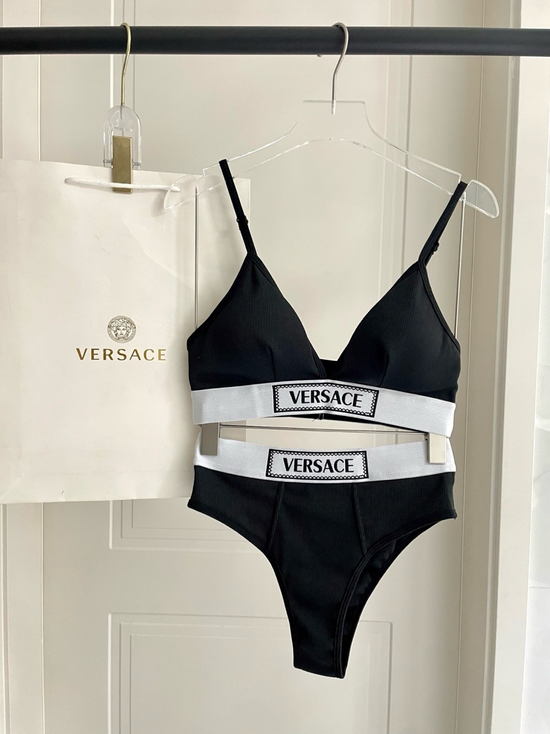 NO:943278,Versace's new bikini swimsuit is a swimsuit suitable for various scenarios♀It can be worn under the seaside, in swimming pools, in hot springs, in water parks, and rafting. The one-piece design covers the flesh and makes you look taller. A little flesh on the abdomen does not affect our beauty. The back design exposes the beautiful back. The fabric is breathable and comfortable. The quick-drying and elastic swimsuit is more skin-friendly and easy to clean. Size S M L19860909范思哲新款比基尼泳衣 适合多种场景的游泳衣♀海边 游泳池 温泉 水上乐园 漂流都可以内搭也完全可以 连体设计遮肉显高挑 腹部有点肉肉也不影响咱美美的 背面设计大露美背 面料透气舒适.速干弹性的游泳衣更加帖肤易清洗 码数S M L Xl泳衣泳裤比基尼,泳衣，泳裤，比基尼,versace,swimsuits,bikinis,accessory