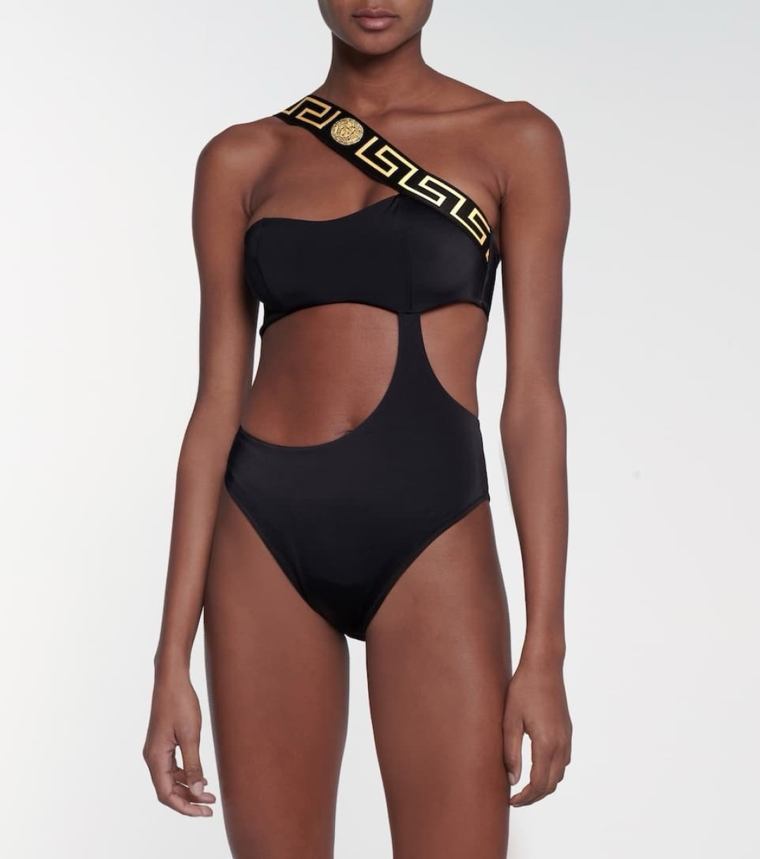 NO:943276,Versace's new swimsuit is a swimsuit suitable for a variety of scenes♀It can be worn under the seaside, in swimming pools, in hot springs, in water parks, or rafting. The one-piece design covers the flesh and makes you look taller. A little flesh on the abdomen does not affect our beauty. The back design exposes a beautiful back. The fabric is breathable and comfortable. The quick-drying and elastic swimsuit is more skin-friendly and easy to clean. Size S M L19860909范思哲新款泳衣 适合多种场景的游泳衣♀海边 游泳池 温泉 水上乐园 漂流都可以内搭也完全可以 连体设计遮肉显高挑 腹部有点肉肉也不影响咱美美的 背面设计大露美背 面料透气舒适.速干弹性的游泳衣更加帖肤易清洗 码数S M L Xl泳衣泳裤比基尼,泳衣，泳裤，比基尼,versace,swimsuits,bikinis,accessory