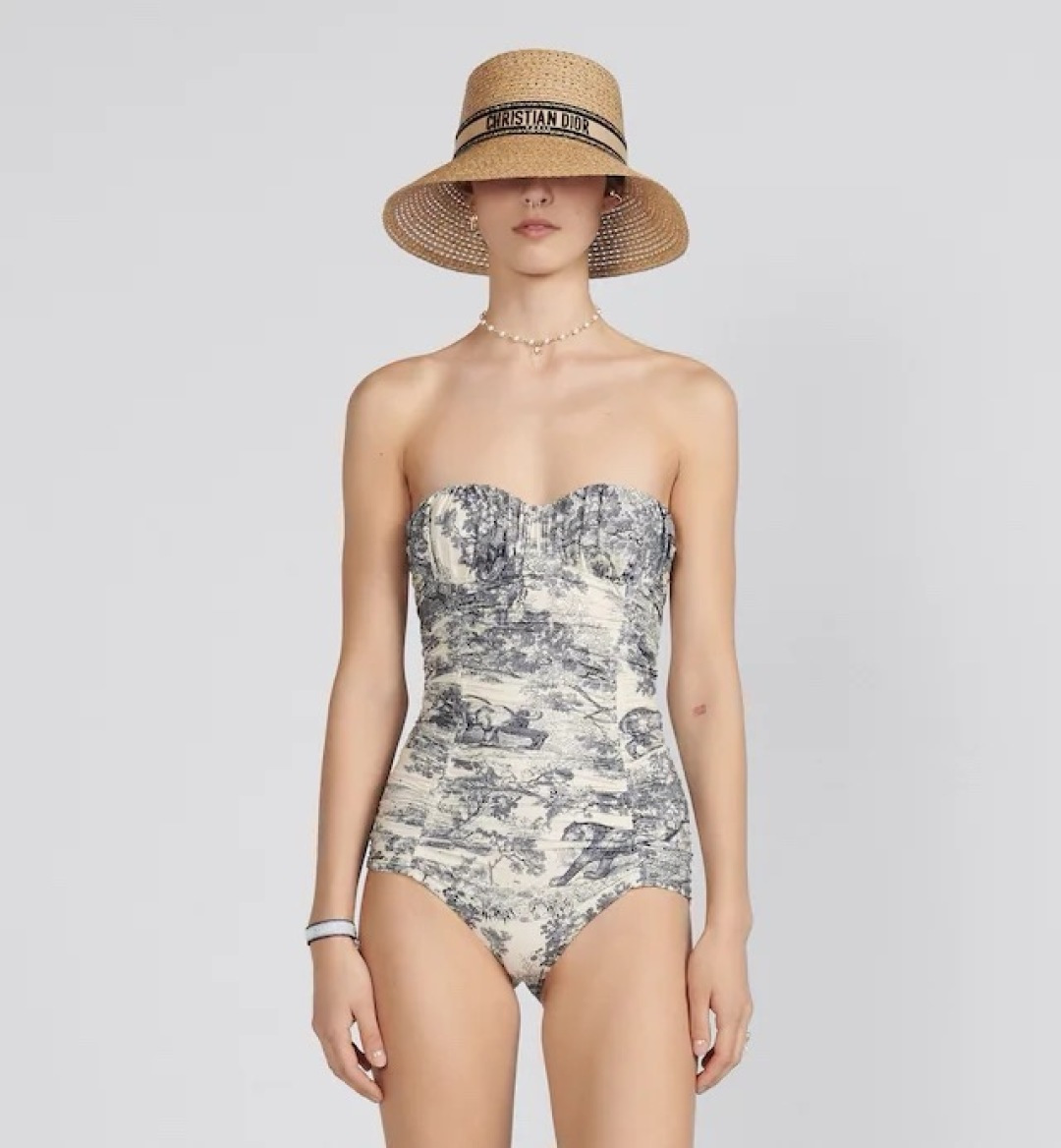 NO:943659,Dior bandeau bikini with detachable shoulder straps, a swimsuit suitable for various scenes♀It can be worn under the seaside, in swimming pools, hot springs, water parks, or rafting. The one-piece design covers the flesh and makes you look taller. A little flesh on the abdomen does not affect our beauty. The back design exposes the beautiful back. The fabric is breathable and comfortable. The quick-drying and elastic swimsuit is more skin-friendly and easy to clean. Size S M L19860909Dior抹胸比基尼 可拆卸肩带 适合多种场景的游泳衣♀海边 游泳池 温泉 水上乐园 漂流都可以内搭也完全可以 连体设计遮肉显高挑 腹部有点肉肉也不影响咱美美的 背面设计大露美背 面料透气舒适.速干弹性的游泳衣更加帖肤易清洗 码数S M L Xl 泳衣泳裤比基尼,泳衣，泳裤，比基尼,dior,swimsuits,bikinis,accessory