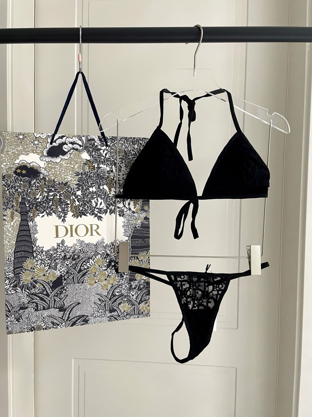 NO:943681,Dior split bikini thong Summer is coming, this swimsuit is amazing, the upper body is super A, pure and very high-end, the swimsuit is too good to wear outside, it will look good no matter how you wear it, it will look good on beach vacation, super movie, hahaha, I will be a hot girl today~~ Size S M L Xl swimsuit swimsuit bikini, swimsuit, swimming trunks, bikini, dior, swimsuits, bikinis19860909Dior分体比基尼丁字裤  夏天快到啦,这件泳衣太绝了,上身超A,又纯又欲非常高级,泳衣外穿太了,怎么穿怎么好看海边度假,超级出片,哈哈哈今天做辣妹~~ 码数 S M L Xl泳衣泳裤比基尼,泳衣，泳裤，比基尼,dior,swimsuits,bikinis,accessory