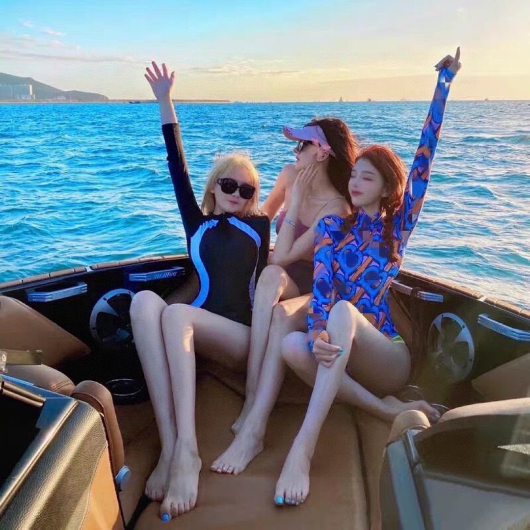 NO:943627,Burberry long-sleeved one-piece sun protection swimsuit, narrow the waist, make your legs slimmer and longer!  It’s super nice and can be worn with jeans or shorts as a jumpsuit!  Size SML19860909巴宝莉长袖连体防晒泳衣,收腰显瘦显腿长！超nice 平时可以配牛仔裤、短裤当连体衣穿！码数SML Xl 泳衣泳裤比基尼,泳衣，泳裤，比基尼,burberry,shorts,jeans,swimsuits,bikinis,accessory