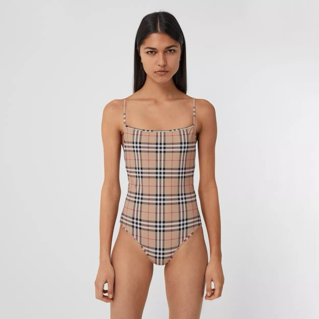 NO:943633,Burberry's classic one-piece swimsuits are on sale at all major counters at the same time, naturally showing a sense of fashion!  Very age-reducing, with youthful vitality. Size S M L Xl swimsuit and trunks bikini, swimsuit, swimming trunks, bikini, burberry, swimsuits, bikinis19860909巴宝莉 经典连体泳衣 同步各大专柜发售,自然而然呈现时尚感！十分减龄,具有年轻活力. 码数S M L Xl泳衣泳裤比基尼,泳衣，泳裤，比基尼,burberry,swimsuits,bikinis,accessory