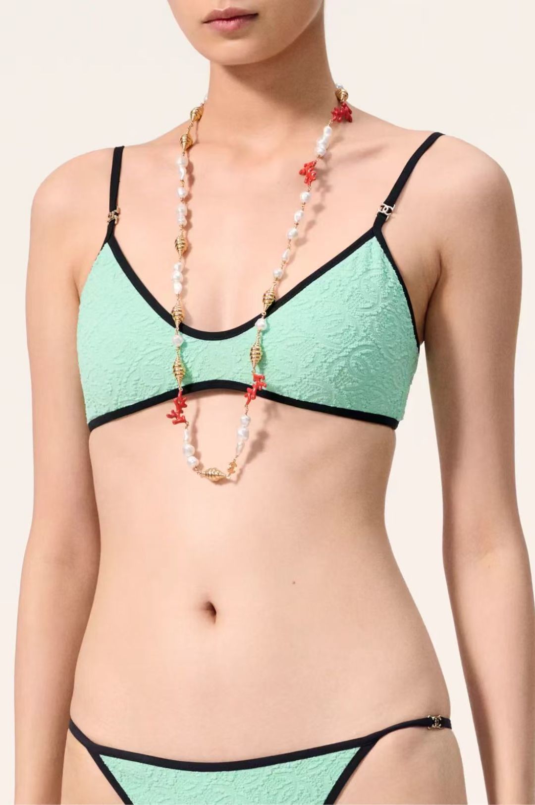 NO:943660,Chanel's new bikini has a summer island vacation atmosphere. It has a fresh mint green color scheme and contrasting black edging. It is visually refreshing and white, and will make great photos when taking photos at the beach. It is made of dark pattern jacquard fabric, full of texture, not an ordinary glossy swimsuit, and has a high-quality texture. The top has a classic triangular cup halter neck strap design, which can be freely adjusted for tightness. It is embellished with small gold metal accessories. It is sexy and refined, and there are no steel rings, which is comfortable and does not press on the chest.  The bottoms have thin side straps + metal buckle details, adjustable girth, fit the body shape, and highlight the waist and hip lines. The fabric has good elasticity, is quick-drying and skin-friendly, and resists corrosion in seawater swimming pools. It is suitable for soaking in seawater and swimming pools. Suitable for island vacations, beaches, swimming pools, seaside photography, and hot springs. Two-piece top + swimming trunks set, complete with tags, sizes S/M/L/XL  swimsuit, swimsuit, bikini, swimsuit, swimming trunks, bikini, chanel, swimsuits, bikinis19860909Chanel新款比基尼 夏日海岛度假氛围感担当,清新薄荷绿配色,撞色黑色包边,视觉清爽显白,海边拍照巨出片. 满幅暗纹提花面料,肌理感十足,不是普通光面泳衣,质感高级. 上衣经典三角杯挂脖绑带设计,可自由调节松紧,金色金属小配饰点缀,性感又精致,无钢圈舒适不压胸. 下装侧边细绑带+金属扣细节,可调节围度,贴合身形,凸显腰臀线条. 面料弹力好,速干亲肤,抗海水泳池腐蚀,泡海水、泳池都合适. 适配场景海岛度假、沙滩、泳池、海边拍照、温泉. 上衣+泳裤两件套,吊牌齐全 尺码S/M/L/XL 泳衣泳裤比基尼,泳衣，泳裤，比基尼,chanel,swimsuits,bikinis,accessory