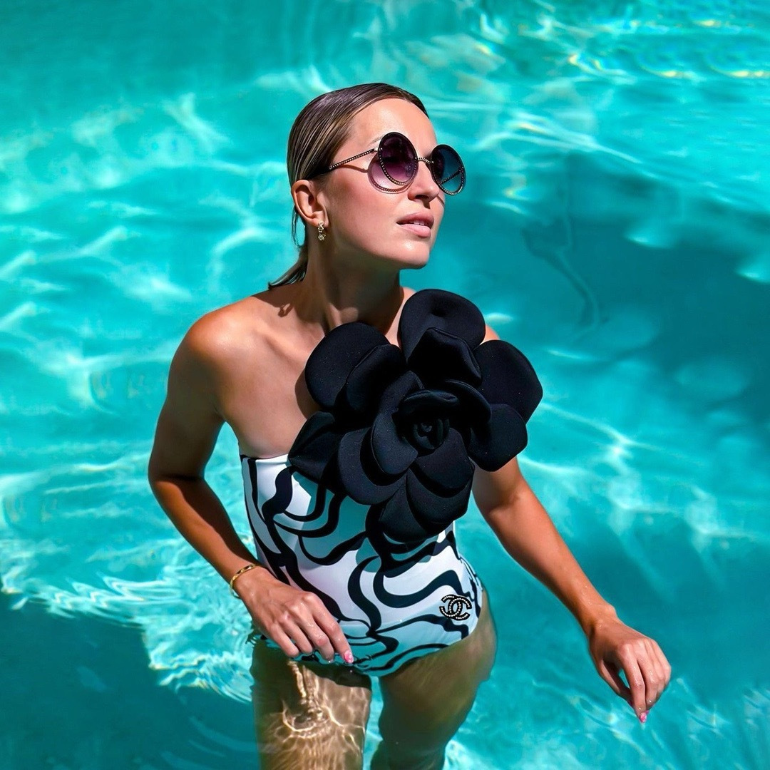 NO:943692,Chanel's new one-piece swimsuit is a swimsuit suitable for various scenes♀It can be worn as an inner layer at the beach, swimming pool, hot spring, water park, or rafting. The one-piece design covers the flesh and makes you look taller. A little flesh on the abdomen does not affect our beauty. The back design exposes the beautiful back. The fabric is breathable and comfortable. The quick-drying and elastic swimsuit is more skin-friendly and easy to clean. Size L19860909Chanel 新款连体泳衣 适合多种场景的游泳衣♀海边 游泳池 温泉 水上乐园 漂流都可以内搭也完全可以 连体设计遮肉显高挑 腹部有点肉肉也不影响咱美美的 背面设计大露美背 面料透气舒适.速干弹性的游泳衣更加帖肤易清洗 码数L Xl 泳衣泳裤比基尼,泳衣，泳裤，比基尼,chanel,swimsuits,bikinis,accessory