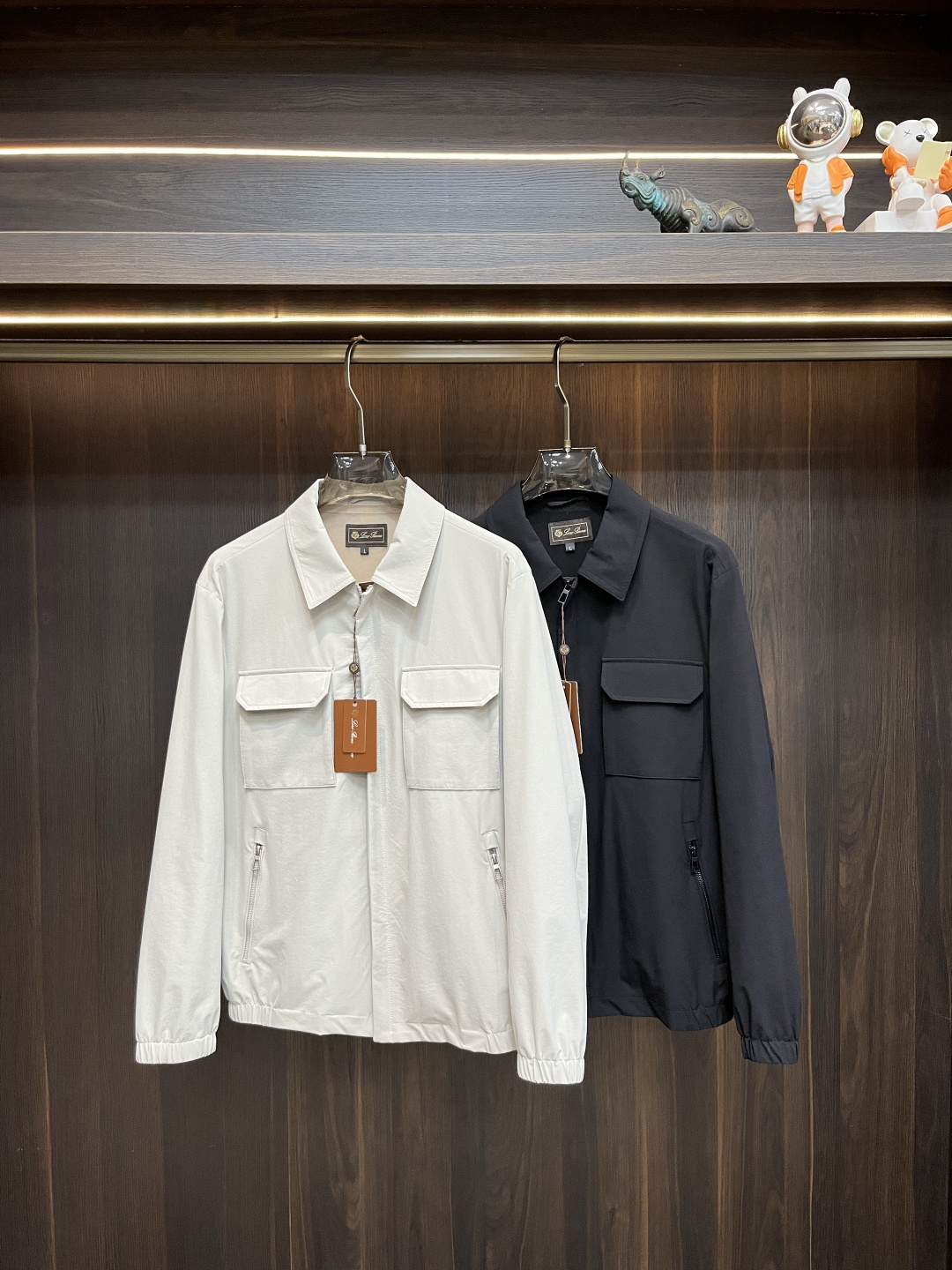 NO:420083,The main recommendation is the new LP 1980ss early spring style. The LP lapel jacket is released. The spring jacket!  Wearing it is comfortable and slim, lazy and casual, combined with clean and simple colors, it is particularly pleasing to look at and is suitable for daily wear~ I sincerely launch sports items embellished with vitality prints to welcome the arrival of the warm season!  Size M-3XL, loro piana, jackets & coats, jackets & coats, alexander wang19860909主推 LP 1980ss早春新款发布LP翻领夹克外套.春款外套！穿上就是舒适自在又显瘦的存在,慵懒而随性,结合干净简单的色系就特别耐看,适合日常穿着~倾情推出缀饰活力印花的运动单品,迎接温暖季节的到来！尺码M-3XL,,loro piana,jackets & coats,jackets & coats,alexander wang,Men's clothing