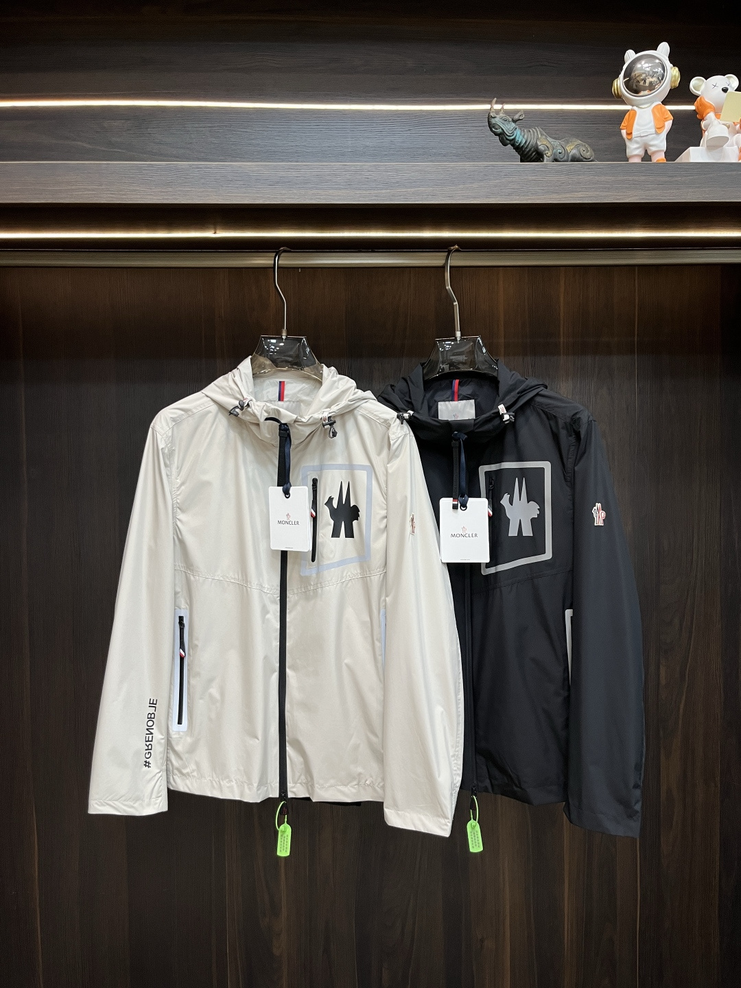 NO:515514,The main recommendation is the new Moncler Ss early autumn style released with a cover-mouthed hooded jacket jacket. Spring jacket!  Wearing it is comfortable and slim, lazy and casual, combined with clean and simple colors, it is particularly pleasing to look at and is suitable for daily wear~ I sincerely launch sports items embellished with vitality prints to welcome the arrival of the warm season!  Size M-3XL, Moncler, jackets & coats, jackets & coats, hats, alexander wang19860909主推 Moncler ss早秋新款发布蒙口连帽夹克外套.春款外套！穿上就是舒适自在又显瘦的存在,慵懒而随性,结合干净简单的色系就特别耐看,适合日常穿着~倾情推出缀饰活力印花的运动单品,迎接温暖季节的到来！尺码M-3XL,,Moncler,jackets & coats,jackets & coats,hats,alexander wang,Men's clothing