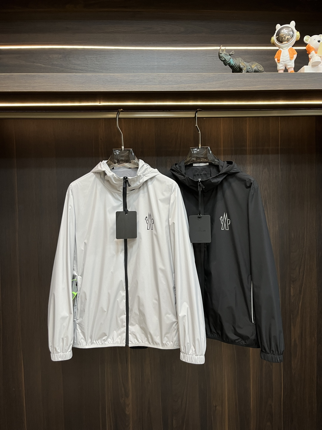 NO:420099,The main recommendation is Moncler 2025ss early spring new style released for the covert hooded jacket jacket. Spring jacket!  Wearing it is comfortable and slim, lazy and casual, combined with clean and simple colors, it is particularly pleasing to look at and is suitable for daily wear~ I sincerely launch sports items embellished with vitality prints to welcome the arrival of the warm season!  Size M-3XL, Moncler, jackets & coats, jackets & coats, hats, alexander wang19860909主推 Moncler 2025ss早春新款发布蒙口连帽夹克外套.春款外套！穿上就是舒适自在又显瘦的存在,慵懒而随性,结合干净简单的色系就特别耐看,适合日常穿着~倾情推出缀饰活力印花的运动单品,迎接温暖季节的到来！尺码M-3XL,,Moncler,jackets & coats,jackets & coats,hats,alexander wang,Men's clothing