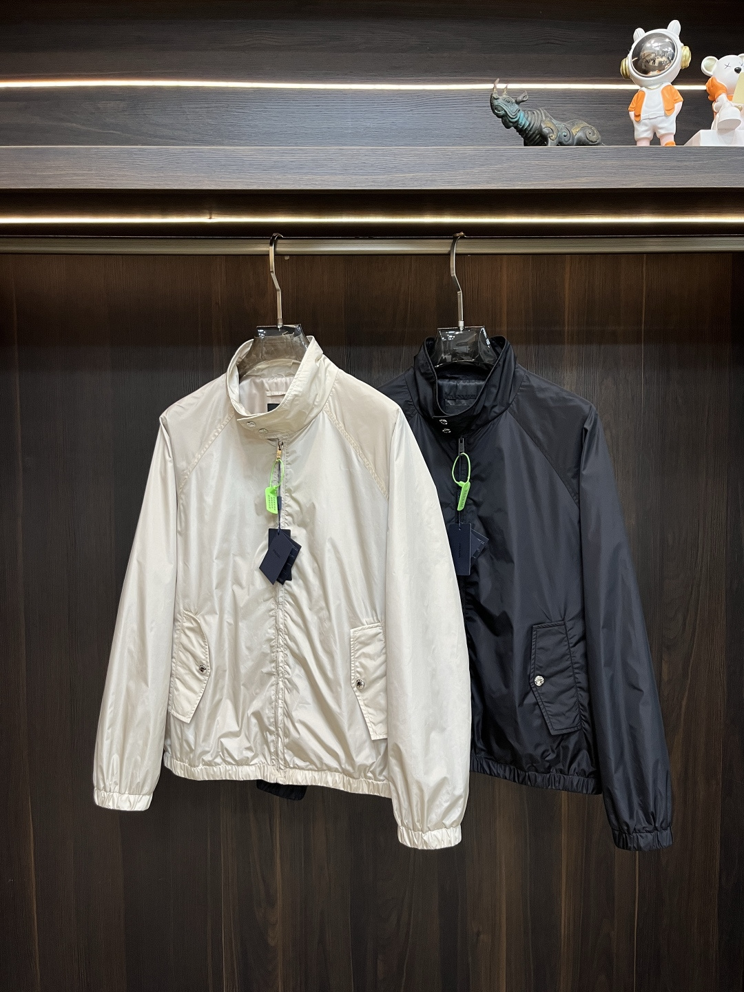 NO:420161,The main recommendation is Prada 2025ss early spring new style released Prada stand-up collar jacket jacket. Spring jacket!  Wearing it is comfortable and slim, lazy and casual, combined with clean and simple colors, it is particularly pleasing to look at and is suitable for daily wear~ I sincerely launch sports items embellished with vitality prints to welcome the arrival of the warm season!  Size M-3XL, prada, prada, jackets & coats, jackets & coats, alexander wang19860909主推 Prada 2025ss早春新款发布普拉达立领夹克外套.春款外套！穿上就是舒适自在又显瘦的存在,慵懒而随性,结合干净简单的色系就特别耐看,适合日常穿着~倾情推出缀饰活力印花的运动单品,迎接温暖季节的到来！尺码M-3XL,,prada,prada,jackets & coats,jackets & coats,alexander wang,Men's clothing