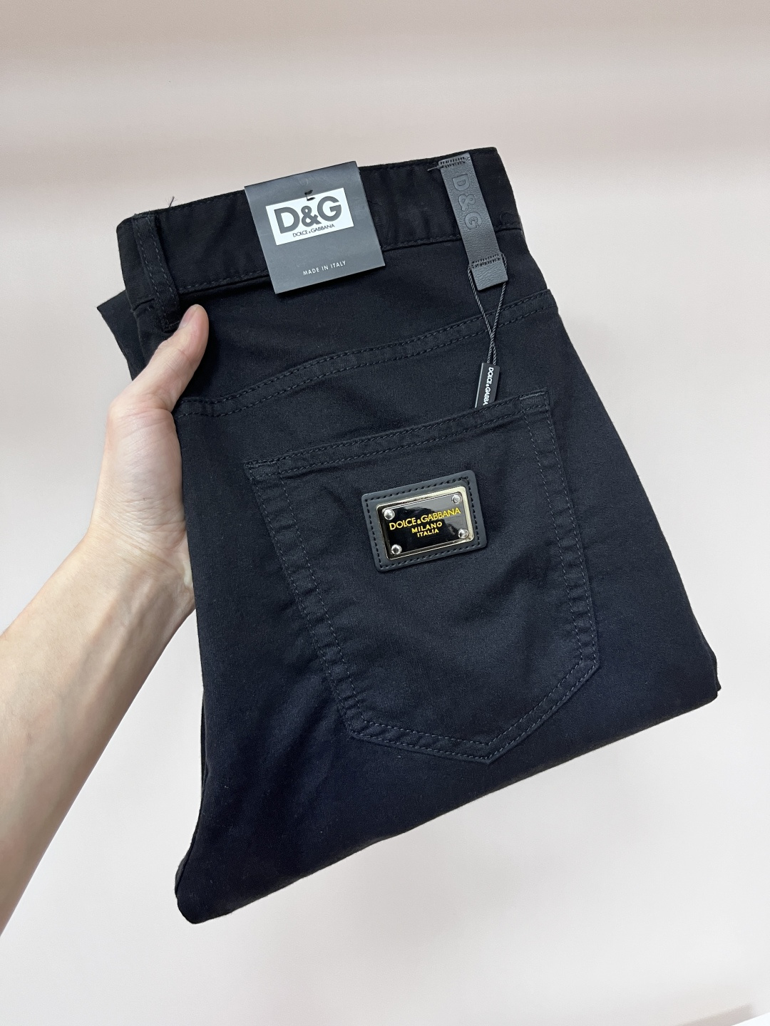 NO:155613,The main recommendation D&G is exclusively exclusive to the new Dolce & Gabbana trendy men's fashionable casual jeans, high-end European version original single pants, trendy and fashionable casual pants, breathable and comfortable, impeccable details, brand element design concept, reflecting high quality. It presents casual cut, and the upper body style is superb!  Number of codes 29-38 (no 35 37) H new model first release, Dolce & Gabbana, Dolce & Gabbana, jeans, alexander wang19860909主推 D&G 独家专供新款杜嘉班纳潮男时尚休闲牛仔裤,高端欧版原单裤子,潮流时尚休闲裤子 透气舒适度高,细节无可挑剔,品牌元素设计理念,体现高品质.呈现休闲裁剪,上身版型超赞！ 码数29-38（无35 37） H新款首发,,Dolce&Gabbana,Dolce&Gabbana,jeans,alexander wang,Men's clothing