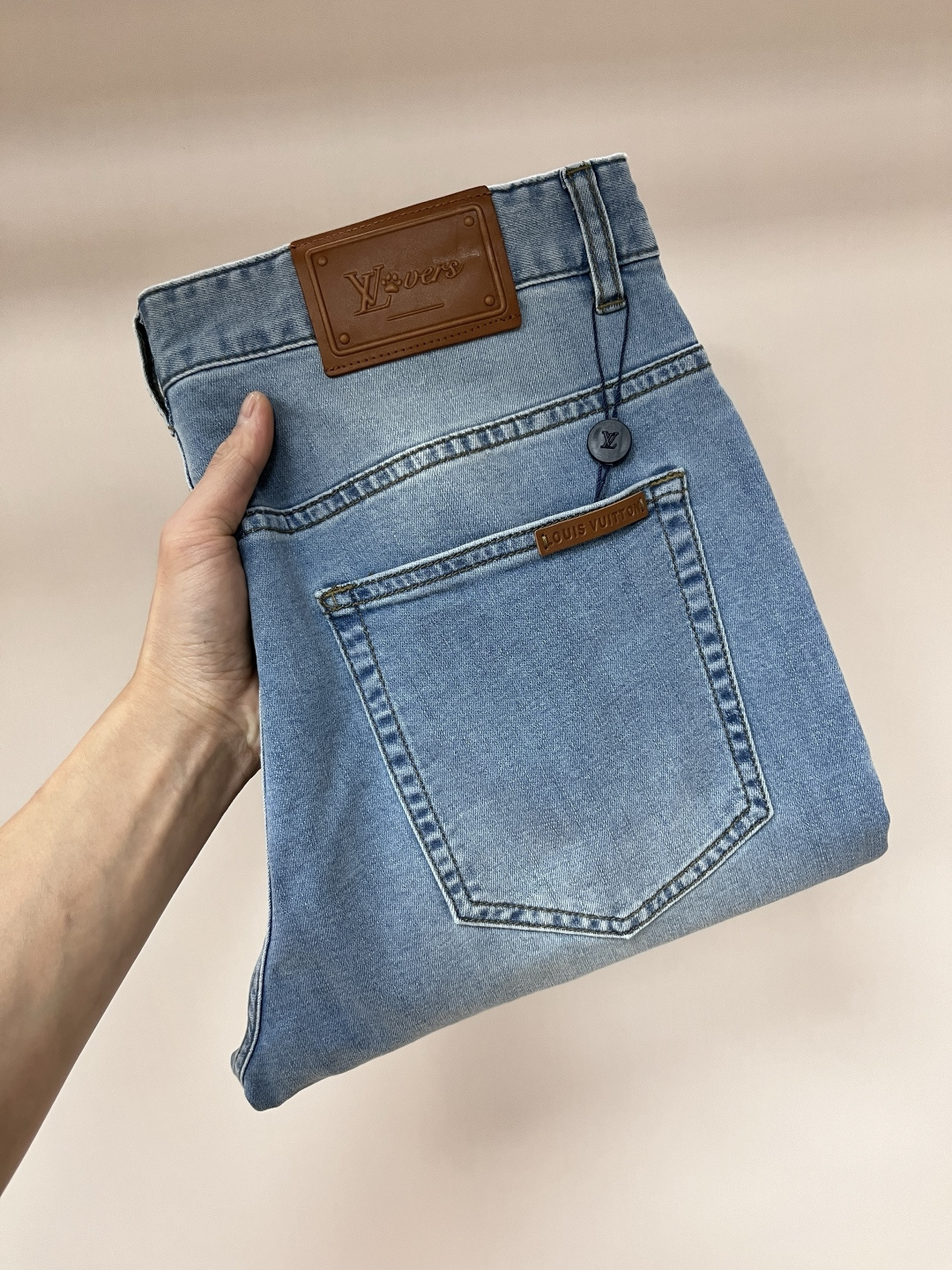 NO:155616,The main recommendation LV is exclusively available for new donkey brand fashion casual jeans, high-end European version original single pants, trendy and fashionable casual pants, high breathability and comfort, impeccable details, brand element design concept, reflecting high quality. It presents casual cut, and the upper body style is superb!  Number of codes 29-38 (no 35 37) H new model first release, louis vuitton, louis vuitton, jeans, alexander wang19860909主推 LV 独家专供新款驴牌潮男时尚休闲牛仔裤,高端欧版原单裤子,潮流时尚休闲裤子 透气舒适度高,细节无可挑剔,品牌元素设计理念,体现高品质.呈现休闲裁剪,上身版型超赞！ 码数29-38（无35 37） H新款首发,,louis vuitton,louis vuitton,jeans,alexander wang,Men's clothing