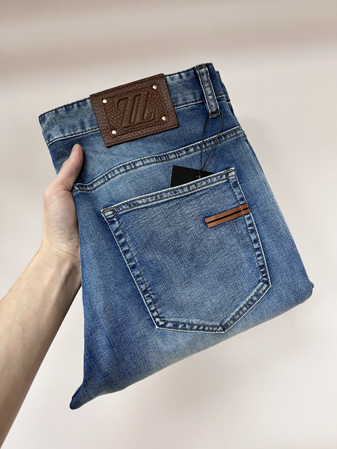 NO:155619,The main recommendation Zegna exclusively offers new styles of Jenia trendy men's fashionable casual jeans, high-end European version original single pants, trendy and fashionable casual pants, breathable and comfortable, impeccable details, brand element design concept, reflecting high quality. It presents casual cut, and the upper body style is superb!  Number of codes 29-38 (no 35 37) H new model first release, zegna, jeans, alexander wang19860909主推 Zegna 独家专供新款杰尼亚潮男时尚休闲牛仔裤,高端欧版原单裤子,潮流时尚休闲裤子 透气舒适度高,细节无可挑剔,品牌元素设计理念,体现高品质.呈现休闲裁剪,上身版型超赞！ 码数29-38（无35 37） H新款首发,,zegna,jeans,alexander wang,Men's clothing