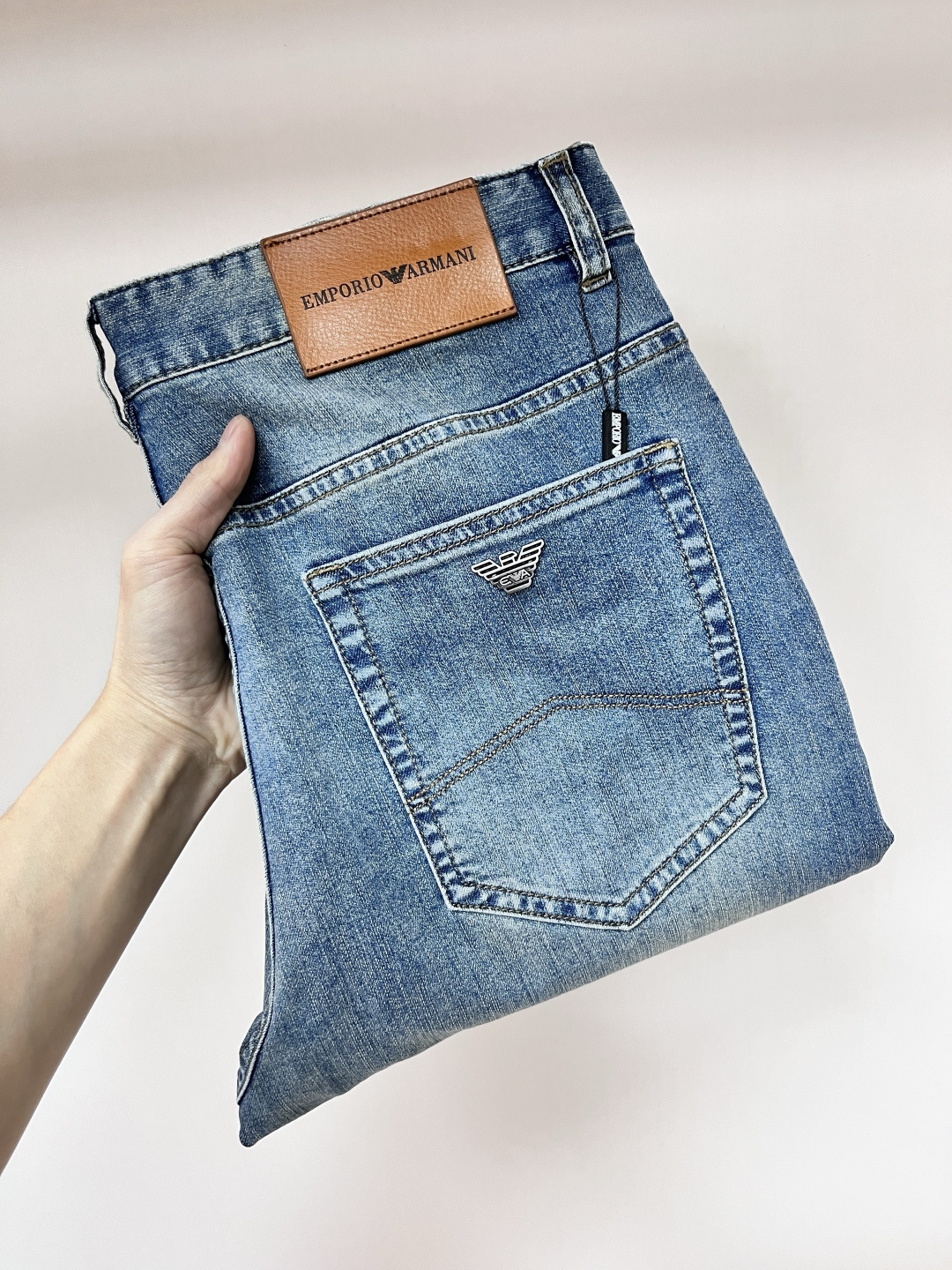 NO:155593,The main recommendation is Armani exclusively for new Armani fashion men's fashionable casual jeans, high-end European version original single pants, trendy and fashionable casual pants, breathable and comfortable, impeccable details, brand element design concept, reflecting high quality. It presents casual cut, and the upper body style is superb!  Number of codes 29-38 (no 35 37) H new model first release, armani,armani,jeans,alexander wang19860909主推 Armani 独家专供新款阿玛尼潮男时尚休闲牛仔裤,高端欧版原单裤子,潮流时尚休闲裤子 透气舒适度高,细节无可挑剔,品牌元素设计理念,体现高品质.呈现休闲裁剪,上身版型超赞！ 码数29-38（无35 37） H新款首发,,armani,armani,jeans,alexander wang,Men's clothing