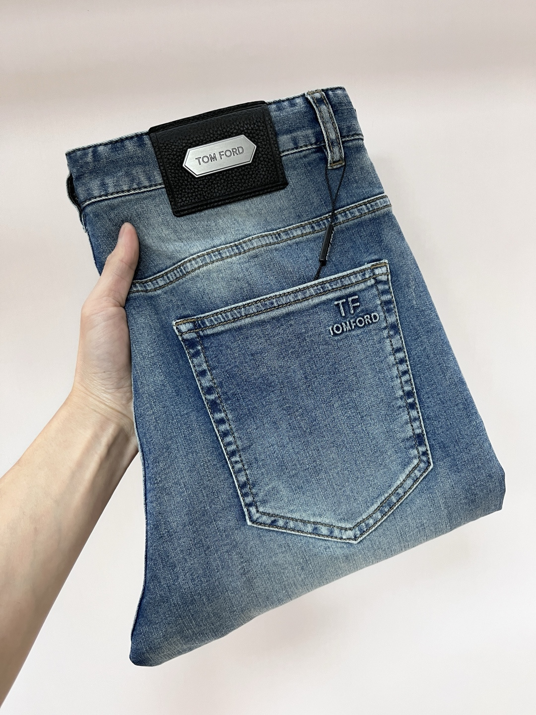 NO:155597,The main recommendation is TF exclusively for new TF trendy men's fashionable casual jeans, high-end European version original single pants, trendy and fashionable casual pants, breathable and comfortable, impeccable details, brand element design concept, reflecting high quality. It presents casual cut, and the upper body style is superb!  Number of codes 29-38 (no 35 37) H new model first release, Tom ford, jeans, alexander wang19860909主推 TF 独家专供新款TF潮男时尚休闲牛仔裤,高端欧版原单裤子,潮流时尚休闲裤子 透气舒适度高,细节无可挑剔,品牌元素设计理念,体现高品质.呈现休闲裁剪,上身版型超赞！ 码数29-38（无35 37） H新款首发,,tom ford,jeans,alexander wang,Men's clothing