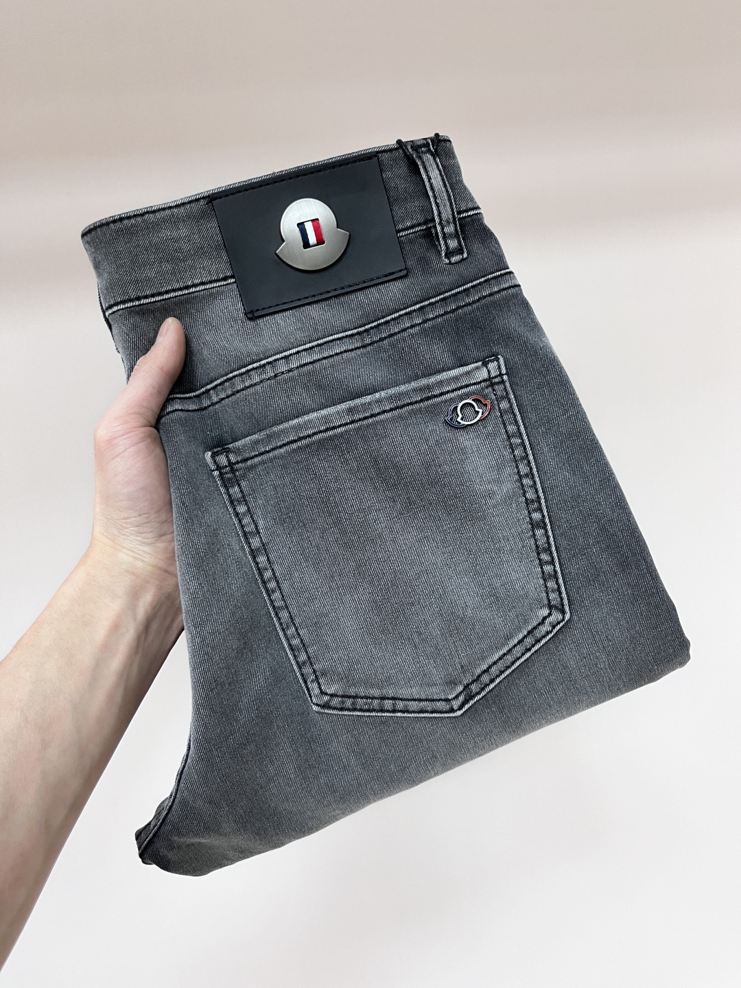 NO:155600,The main recommendation Moncler is exclusively designed for new style men's fashionable casual jeans, high-end European version original single pants, trendy and fashionable casual pants. It is breathable and comfortable, impeccable details, and the brand element design concept reflects high quality. It presents casual cuts, and the upper body style is superb!  Number of codes 29-38 (no 35 37) H new model first release, christian louboutin, Moncler, jeans, alexander wang19860909主推 Moncler 独家专供新款蒙口潮男时尚休闲牛仔裤,高端欧版原单裤子,潮流时尚休闲裤子 透气舒适度高,细节无可挑剔,品牌元素设计理念,体现高品质.呈现休闲裁剪,上身版型超赞！ 码数29-38（无35 37） H新款首发,,christian louboutin,Moncler,jeans,alexander wang,Men's clothing