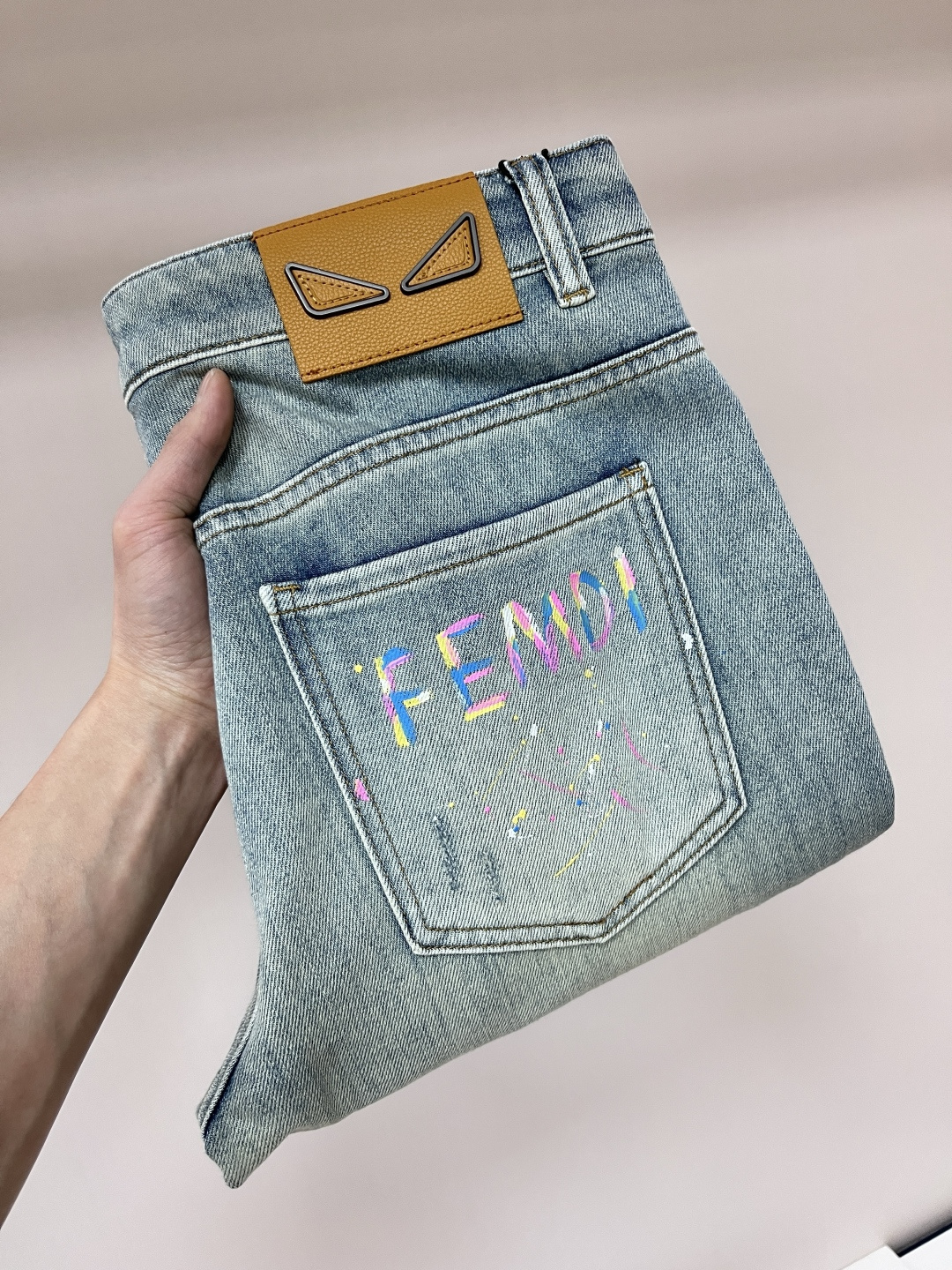 NO:155606,The main recommendation Fendi exclusively offers new styles of fashion men's fashionable casual jeans, high-end European version original single pants, trendy and fashionable casual pants, breathable and comfortable, impeccable details, brand elements design concept, reflecting high quality. It presents casual cut, and the upper body style is superb!  Number of codes 29-38 (no 35 37) H new model first release, fendi, fendi, jeans, alexander wang19860909主推 Fendi 独家专供新款芬迪潮男时尚休闲牛仔裤,高端欧版原单裤子,潮流时尚休闲裤子 透气舒适度高,细节无可挑剔,品牌元素设计理念,体现高品质.呈现休闲裁剪,上身版型超赞！ 码数29-38（无35 37） H新款首发,,fendi,fendi,jeans,alexander wang,Men's clothing