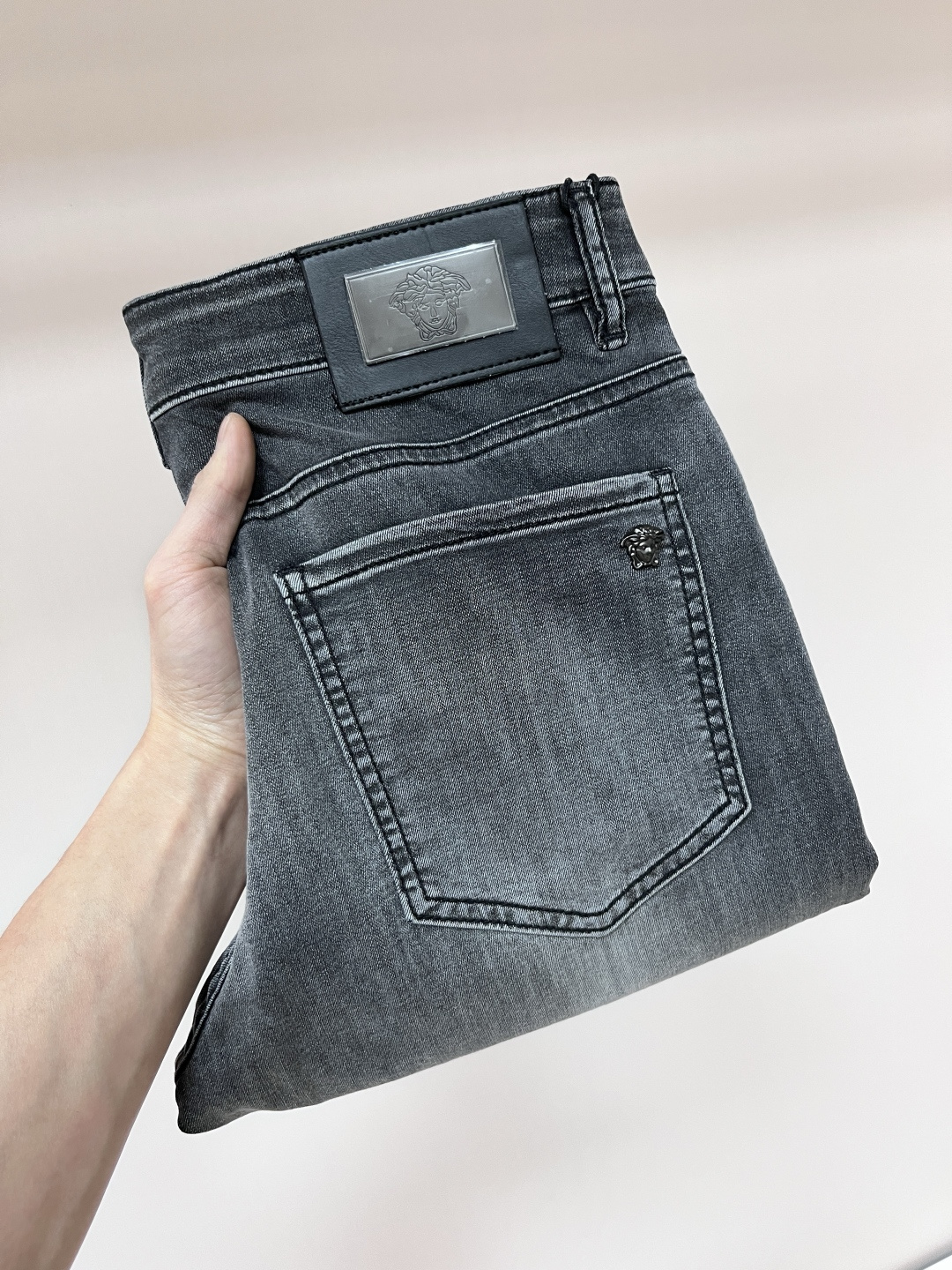 NO:155609,The main recommendation Versace is exclusively available for new Versace trendy men's fashionable casual jeans, high-end European version original single pants, trendy and fashionable casual pants, breathable and comfortable, impeccable details, brand element design concept, reflecting high quality. It presents casual cut, and the upper body style is superb!  Number of codes 29-38 (no 35 37) H new model first release, versace, versace, jeans, alexander wang19860909主推 Versace 独家专供新款范思哲潮男时尚休闲牛仔裤,高端欧版原单裤子,潮流时尚休闲裤子 透气舒适度高,细节无可挑剔,品牌元素设计理念,体现高品质.呈现休闲裁剪,上身版型超赞！ 码数29-38（无35 37） H新款首发,,versace,versace,jeans,alexander wang,Men's clothing