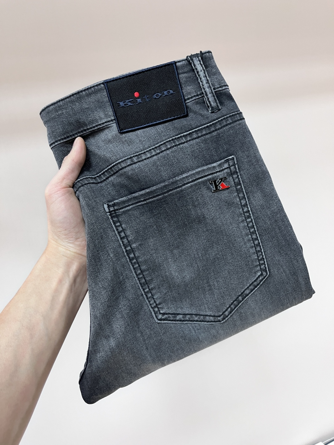 NO:155612,The main recommendation Kiton is exclusively designed for new trendy men's fashionable casual jeans, high-end European version original single pants, trendy and fashionable casual pants. It has high breathability and comfort, impeccable details, and the brand element design concept reflects high quality. It presents casual cuts, and the upper body style is superb!  Number of codes 29-38 (no 35 37) H new model first release, jeans, alexander wang19860909主推 Kiton 独家专供新款潮男时尚休闲牛仔裤,高端欧版原单裤子,潮流时尚休闲裤子 透气舒适度高,细节无可挑剔,品牌元素设计理念,体现高品质.呈现休闲裁剪,上身版型超赞！ 码数29-38（无35 37） H新款首发,,jeans,alexander wang,Men's clothing