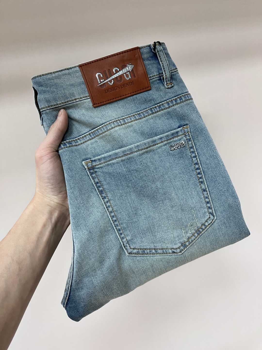 NO:140007,The main recommendation Gucci is exclusively available for new Gucci trendy men's fashionable casual jeans, high-end European version original single pants, trendy and fashionable casual pants. It has high breathability and comfort, impeccable details, and the brand element design concept reflects high quality. It presents casual cuts, and the upper body style is superb!  Number of codes 29-38 (no 35 37) H new model first release, gucci, gucci, jeans, alexander wang19860909主推 Gucci 独家专供新款古驰潮男时尚休闲牛仔裤,高端欧版原单裤子,潮流时尚休闲裤子 透气舒适度高,细节无可挑剔,品牌元素设计理念,体现高品质.呈现休闲裁剪,上身版型超赞！ 码数29-38（无35 37） H新款首发,,gucci,gucci,jeans,alexander wang,Men's clothing